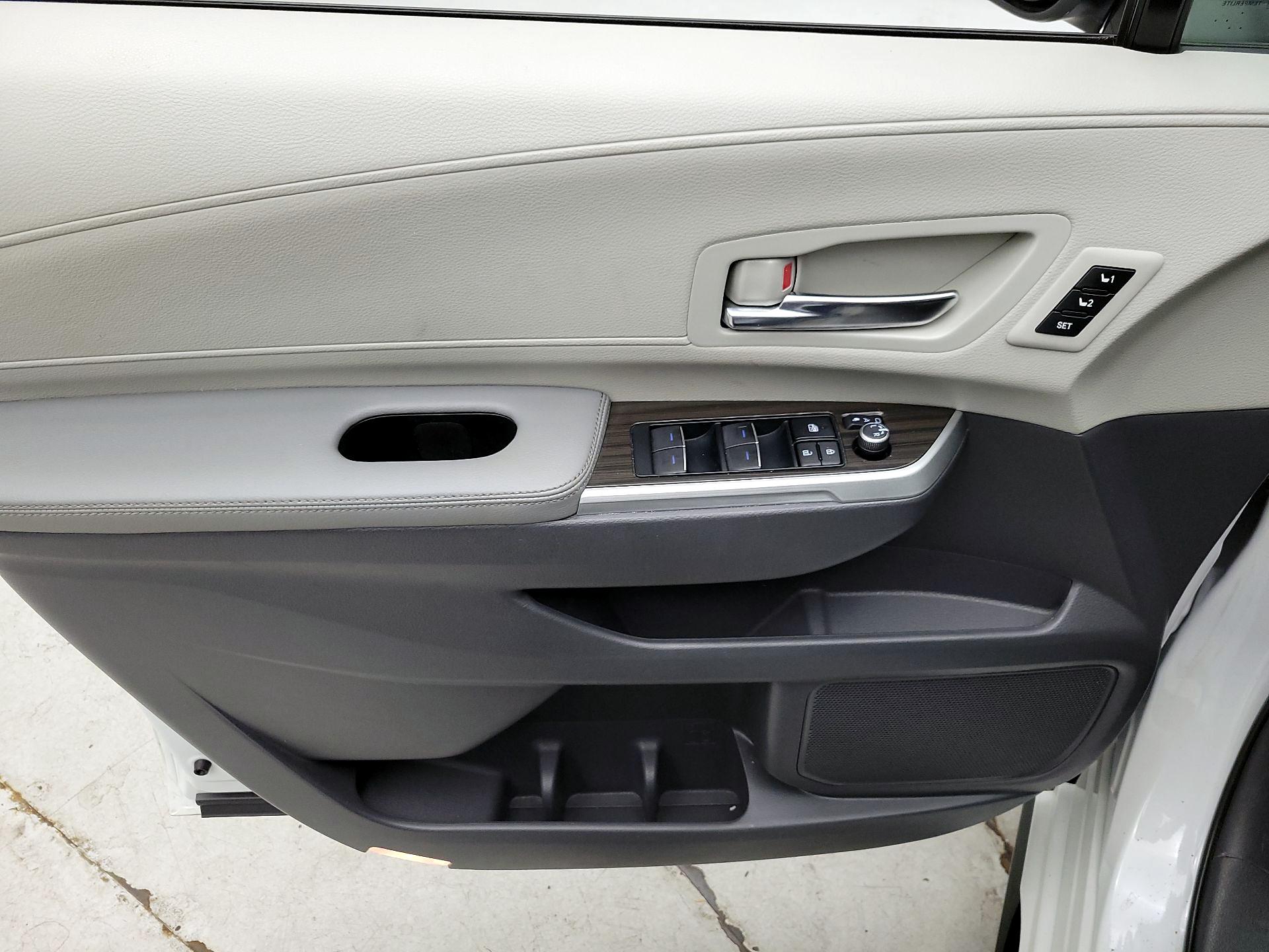 Thumbnail: 2023 Toyota Sienna - 12