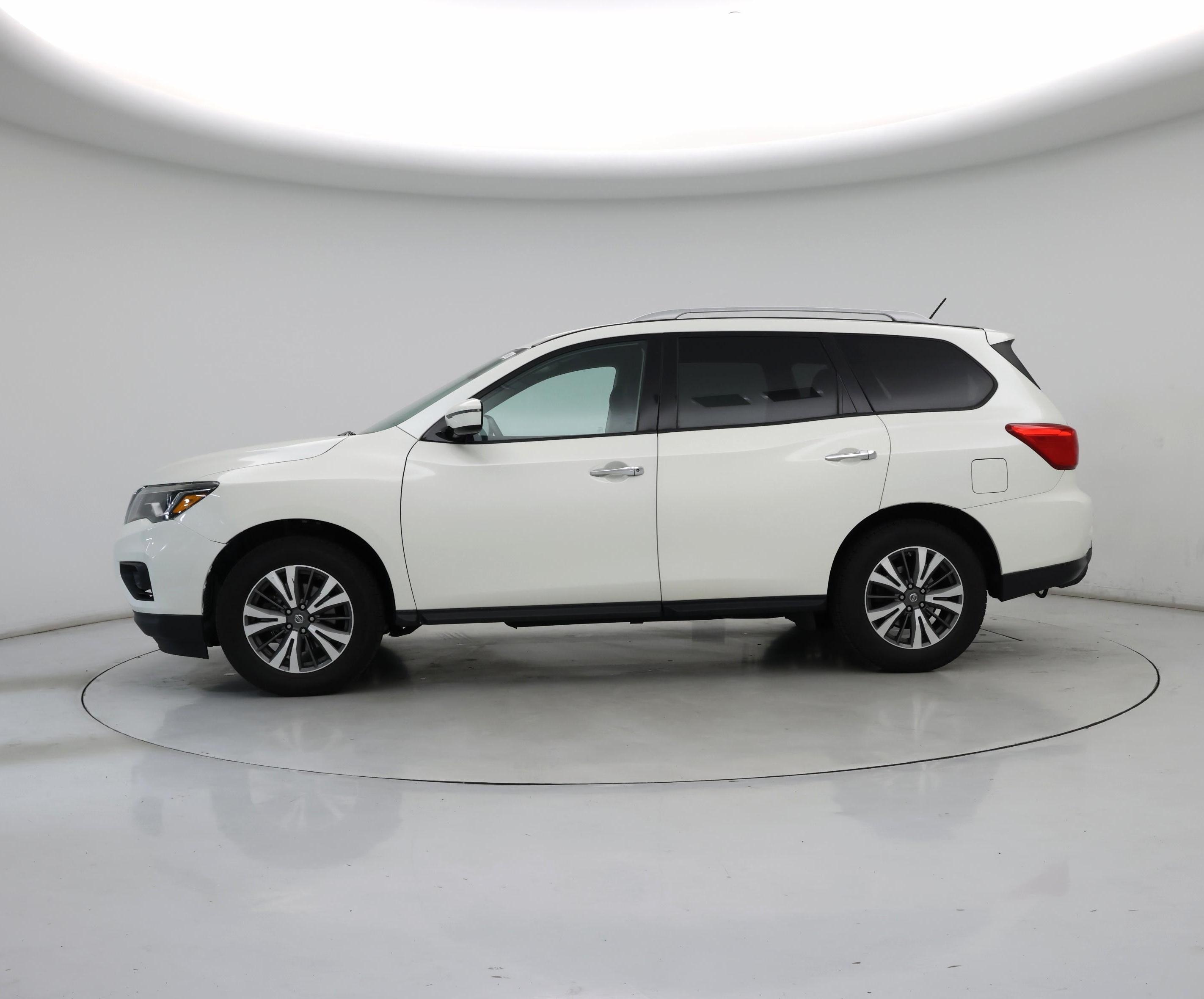 Thumbnail: 2017 Nissan Pathfinder - 3