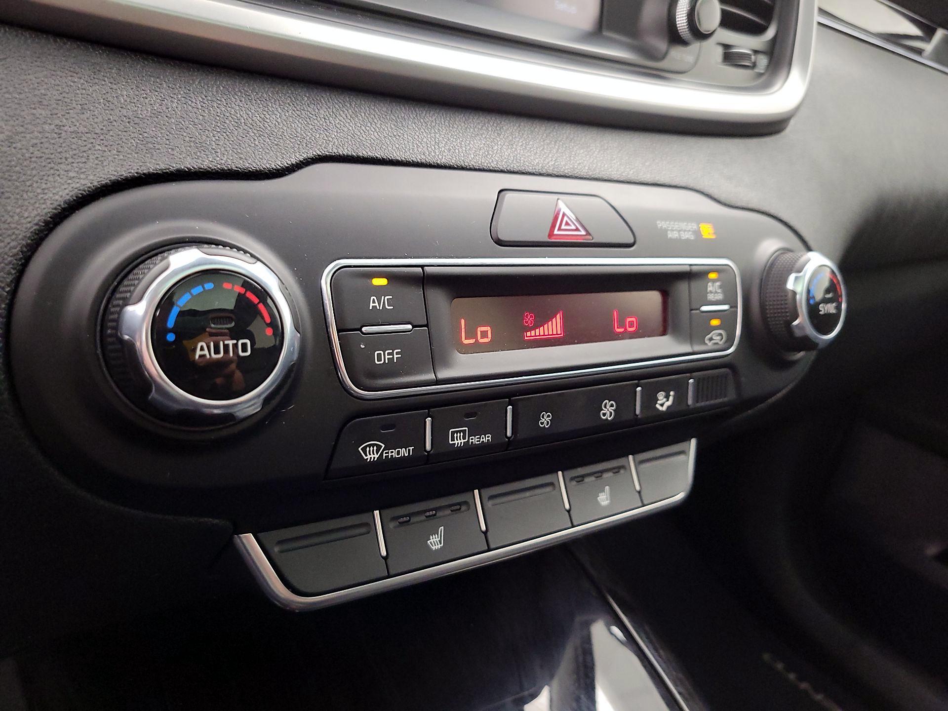 Thumbnail: 2020 Kia Sorento - 16