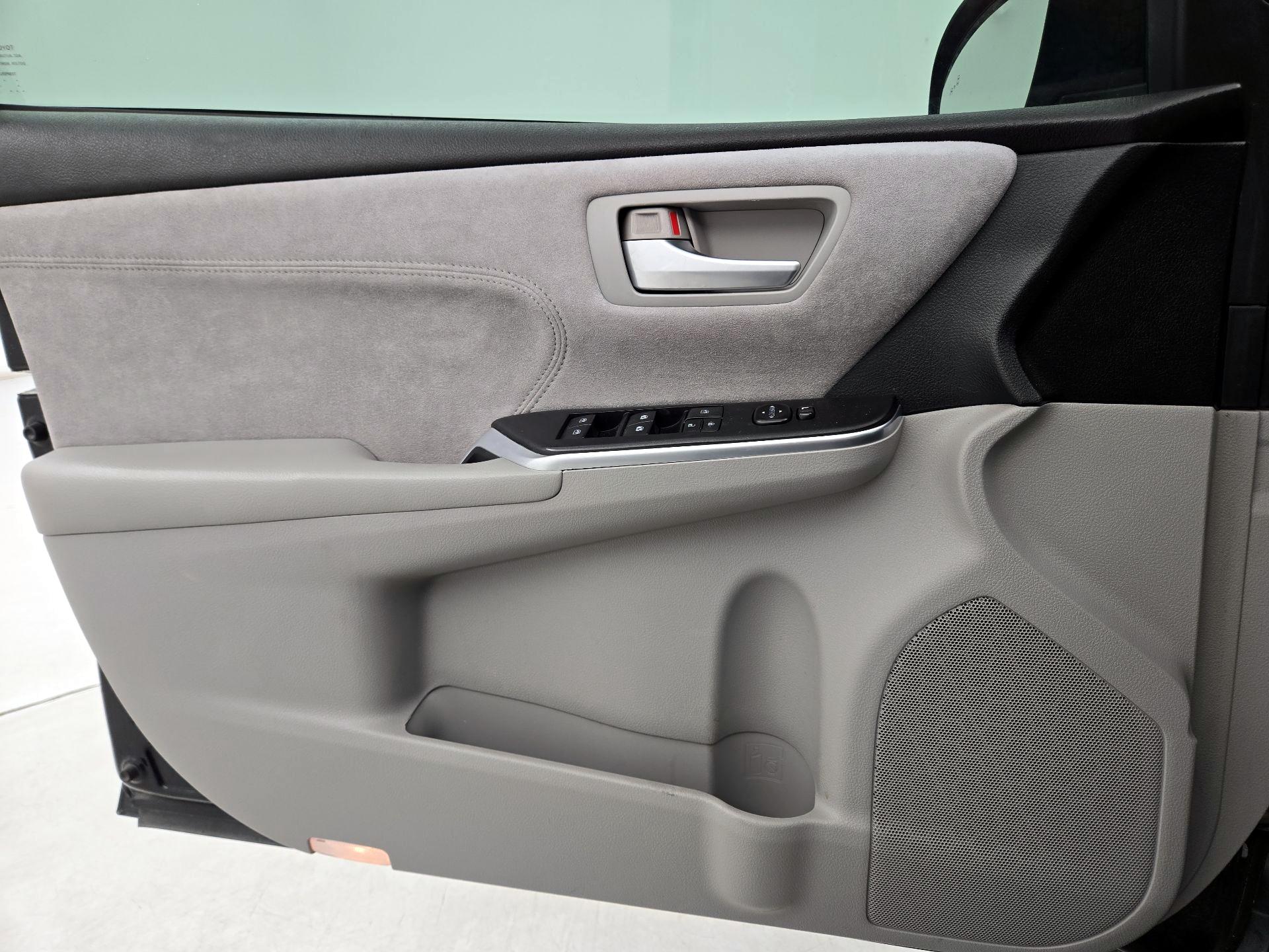 Thumbnail: 2016 Toyota Camry - 12