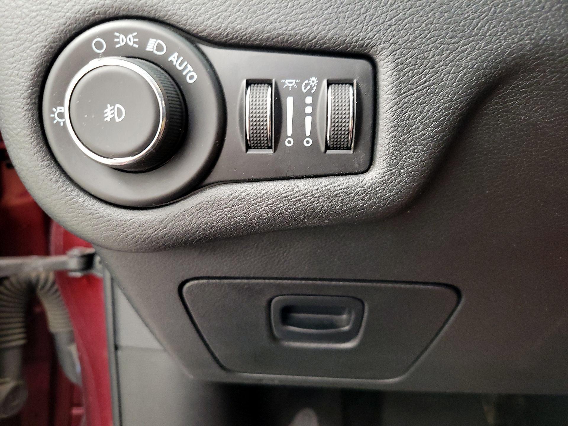 Thumbnail: 2021 Jeep Cherokee - 13