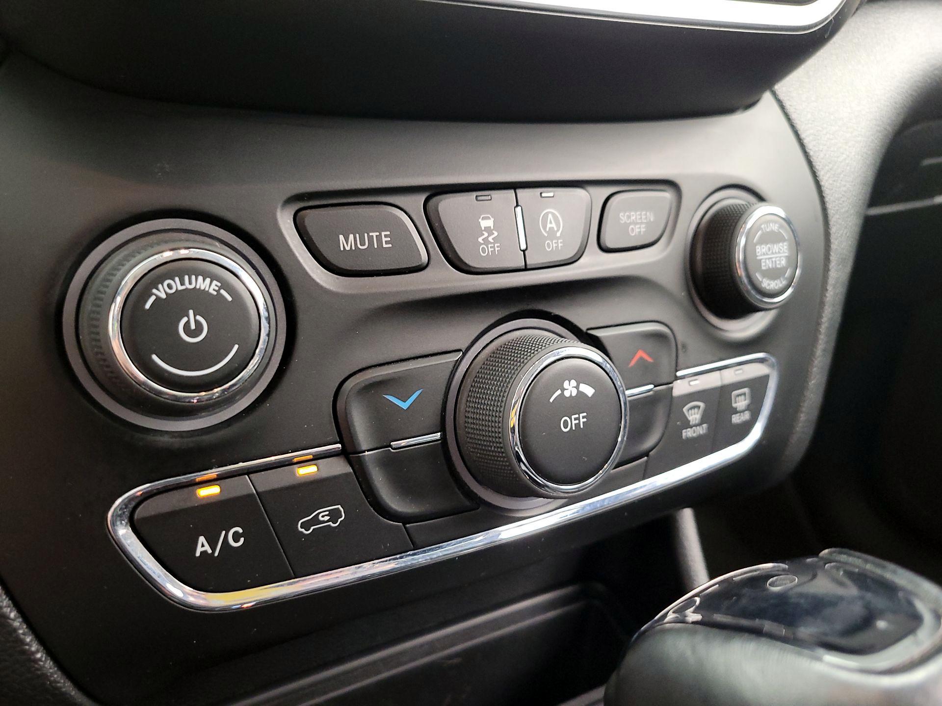 Thumbnail: 2021 Jeep Cherokee - 16