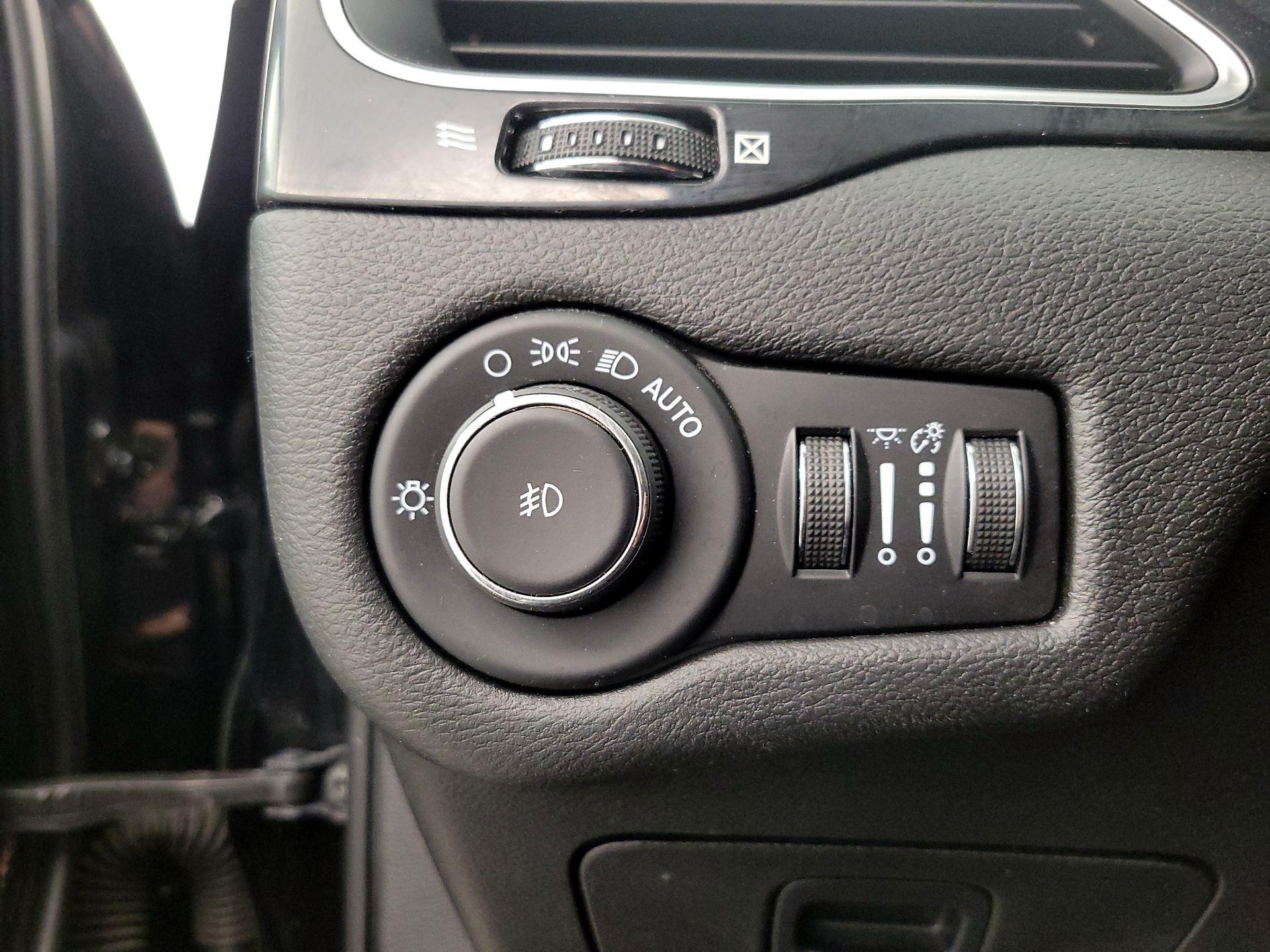 Thumbnail: 2021 Jeep Cherokee - 13