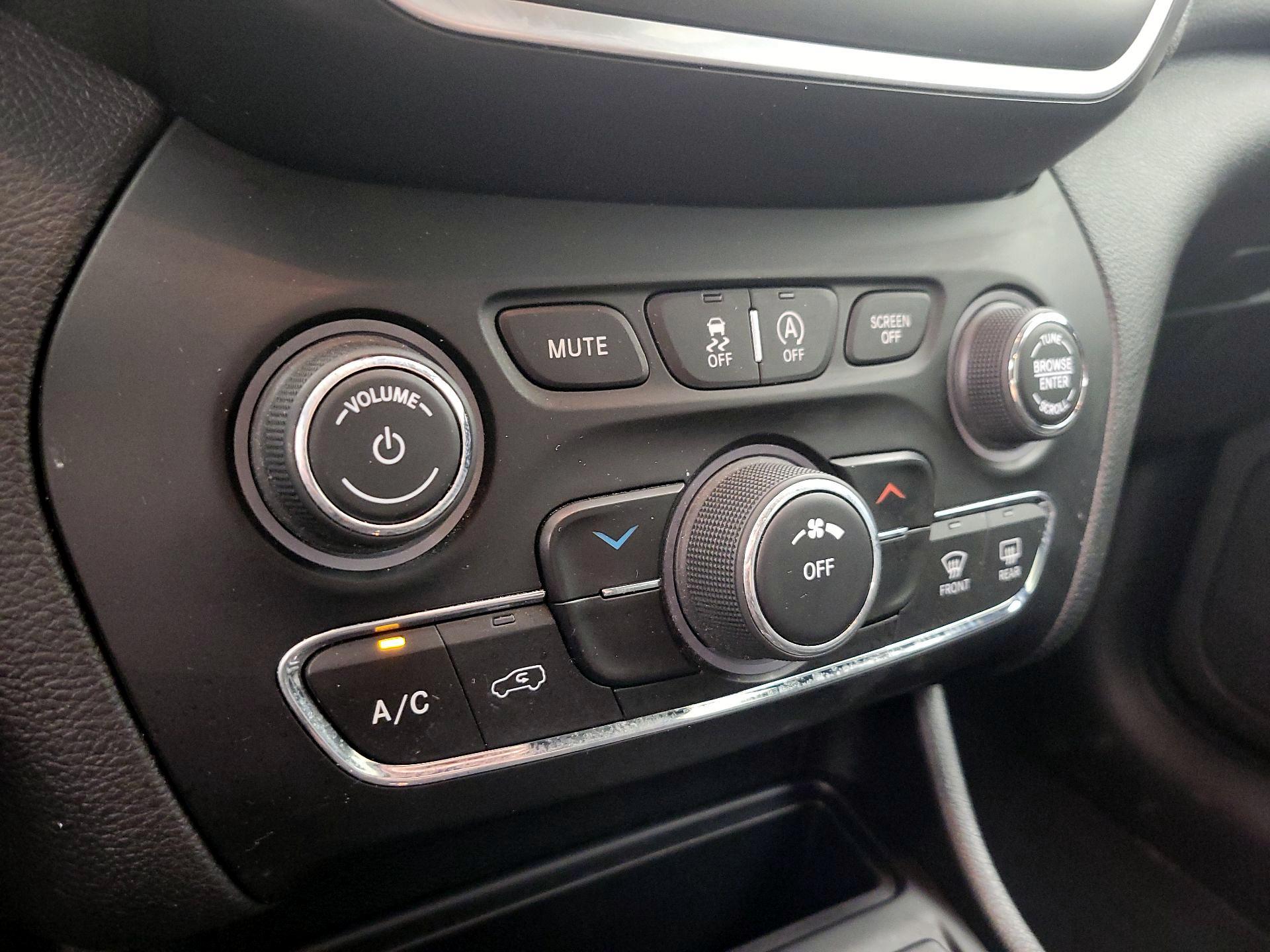 Thumbnail: 2021 Jeep Cherokee - 16