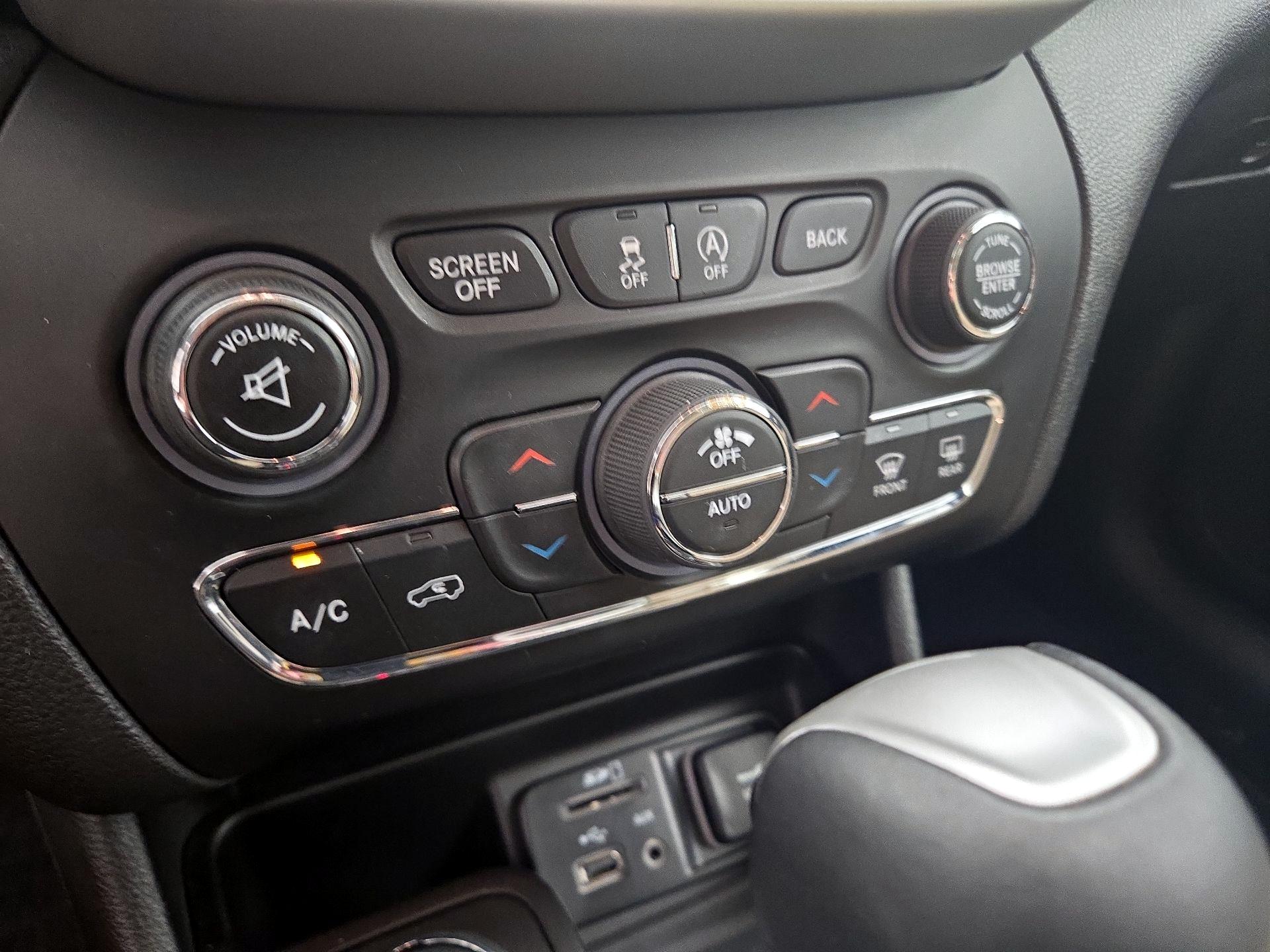 Thumbnail: 2017 Jeep Cherokee - 16
