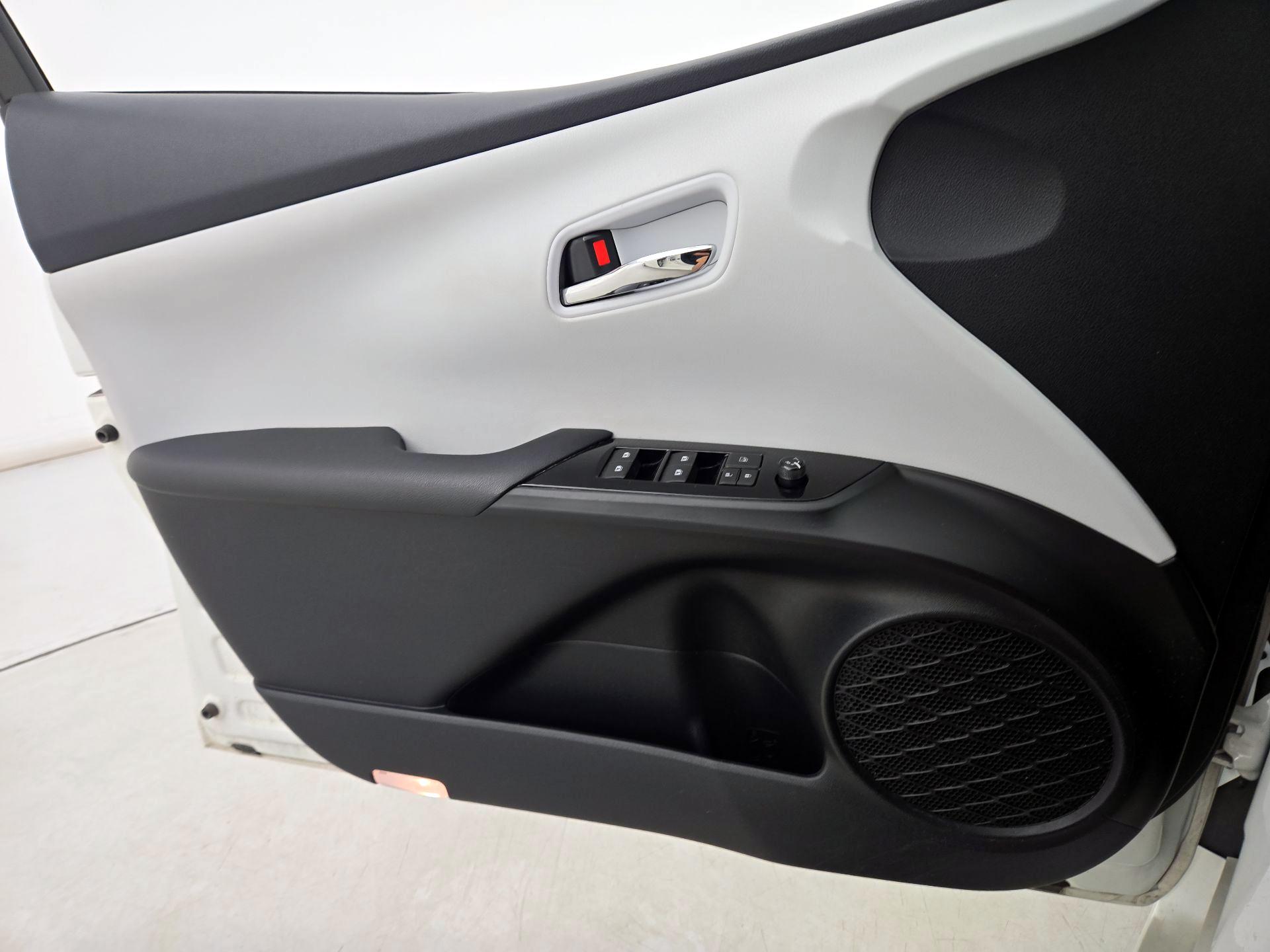 Thumbnail: 2017 Toyota Prius - 12
