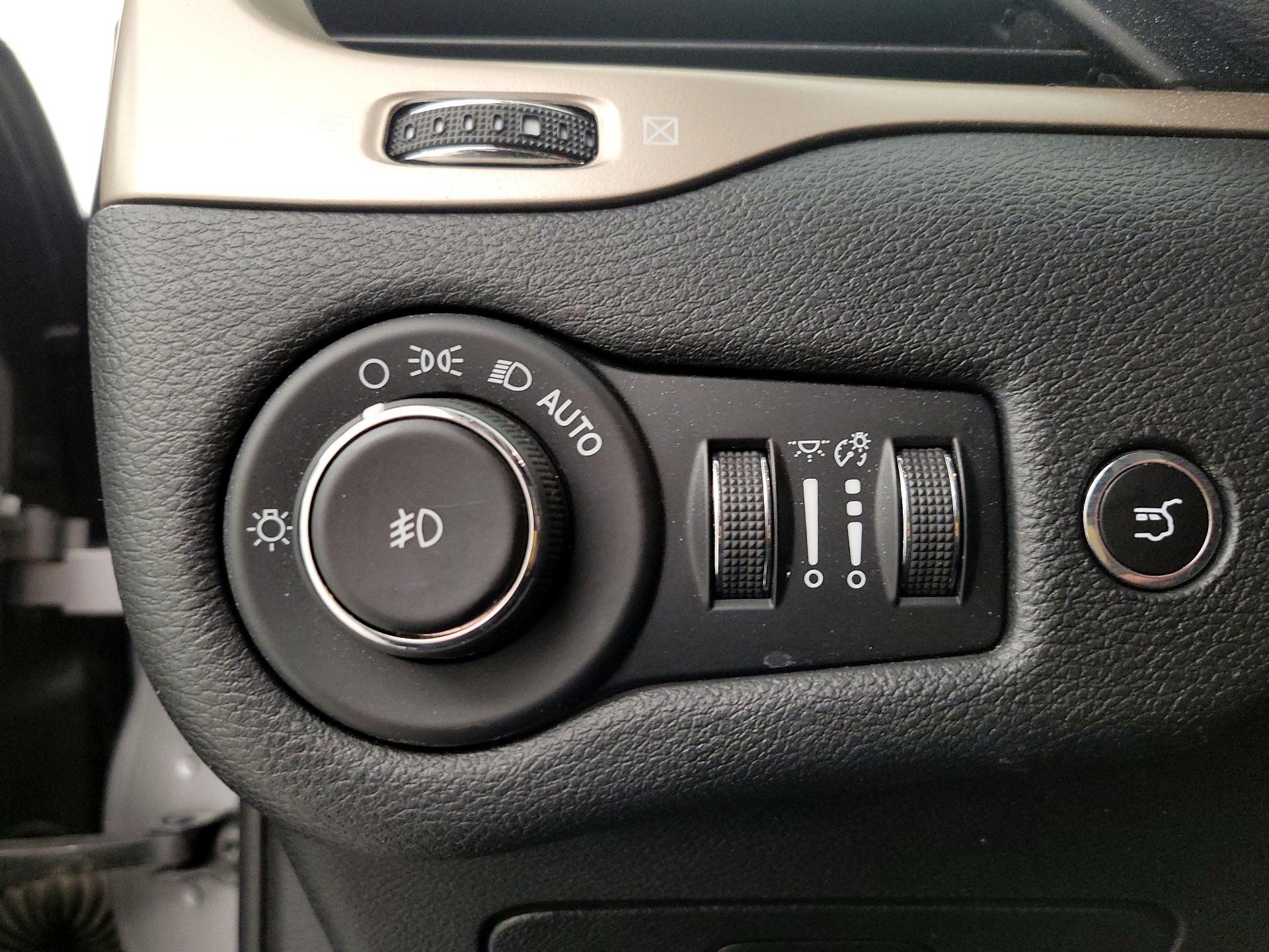 Thumbnail: 2017 Jeep Cherokee - 13