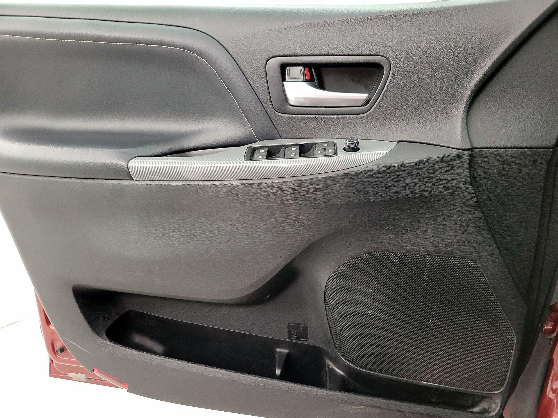 Thumbnail: 2015 Toyota Sienna - 12