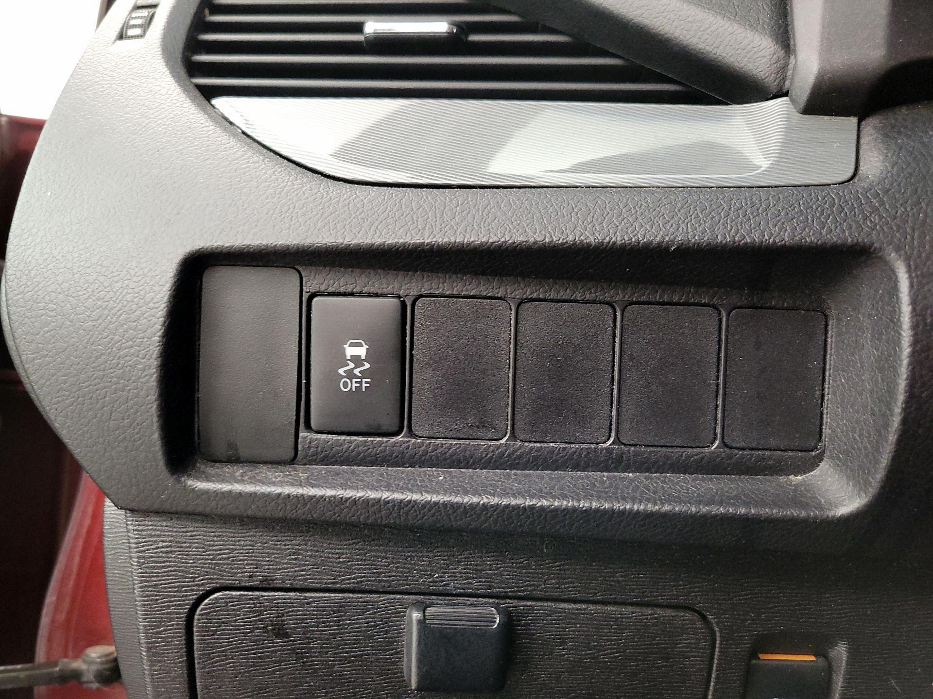 Thumbnail: 2015 Toyota Sienna - 13