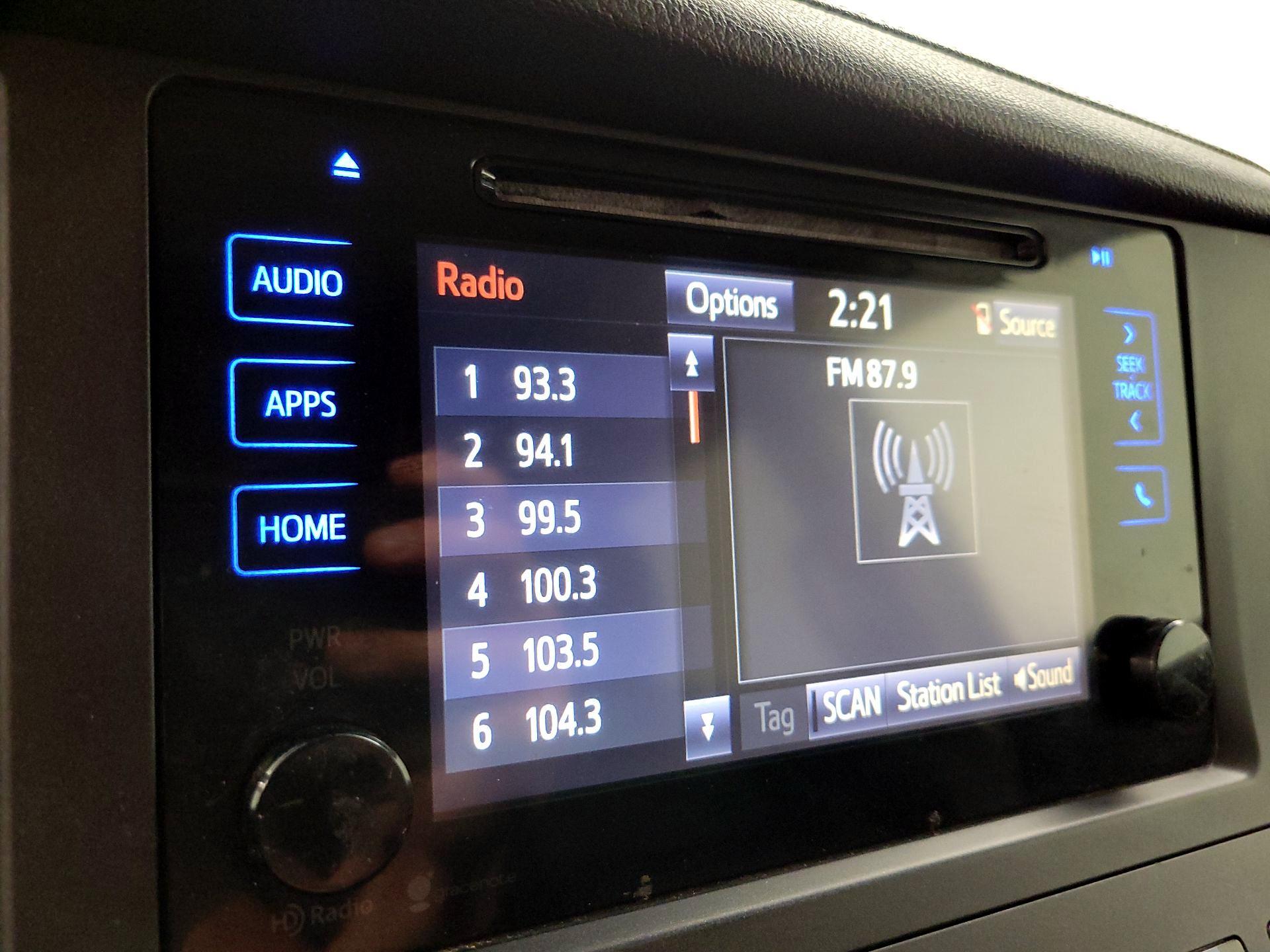Thumbnail: 2015 Toyota Sienna - 15
