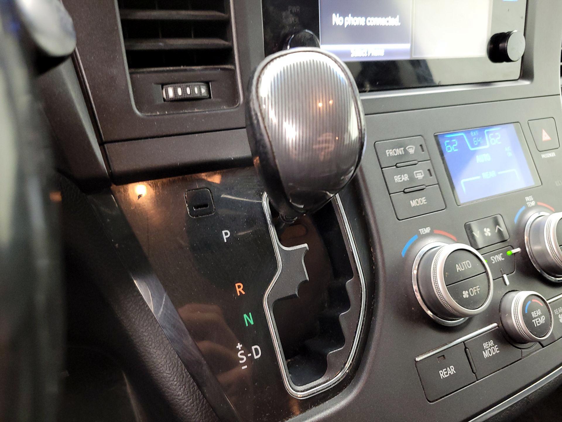 Thumbnail: 2015 Toyota Sienna - 17