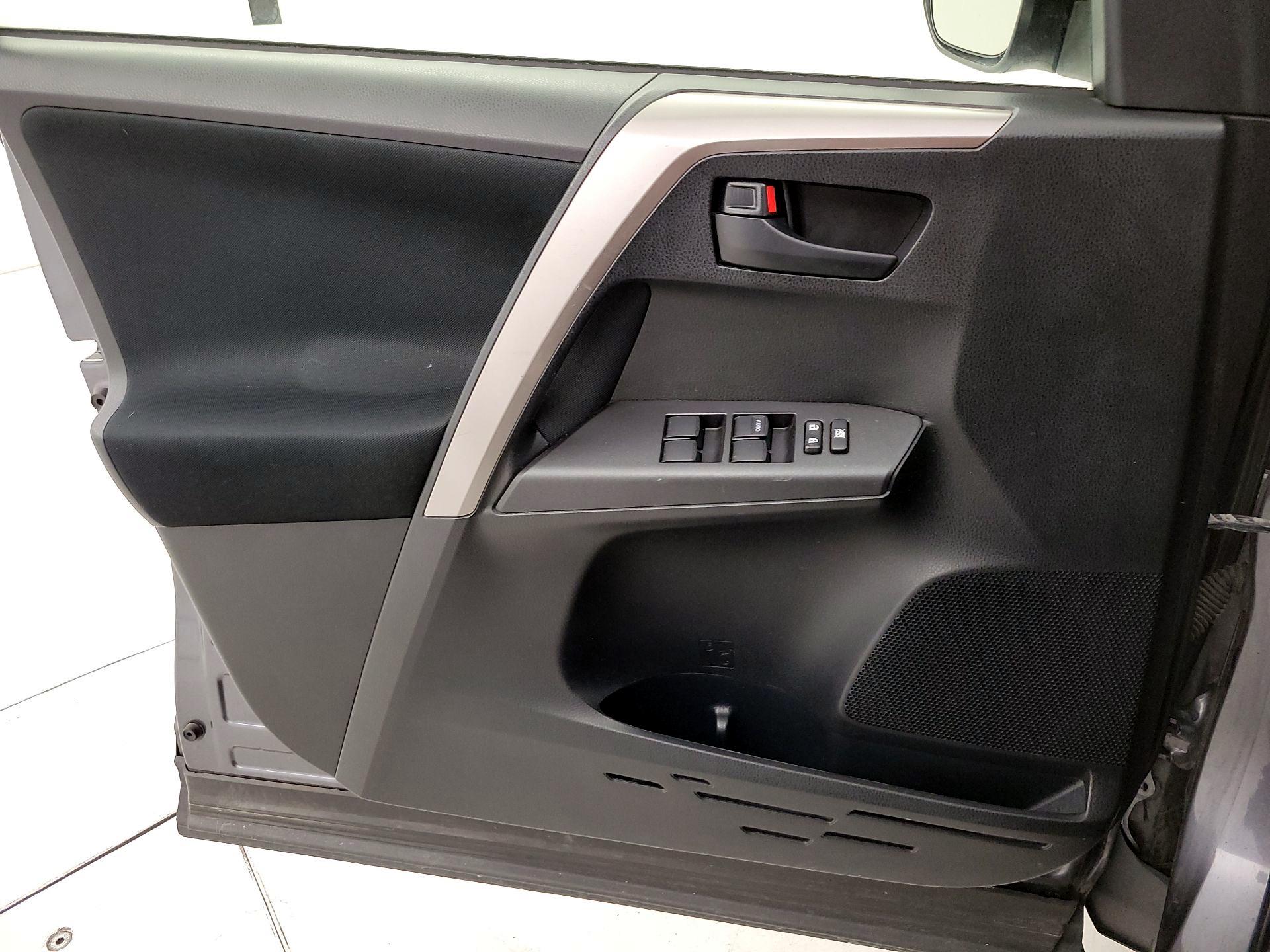 Thumbnail: 2018 Toyota RAV4 - 12