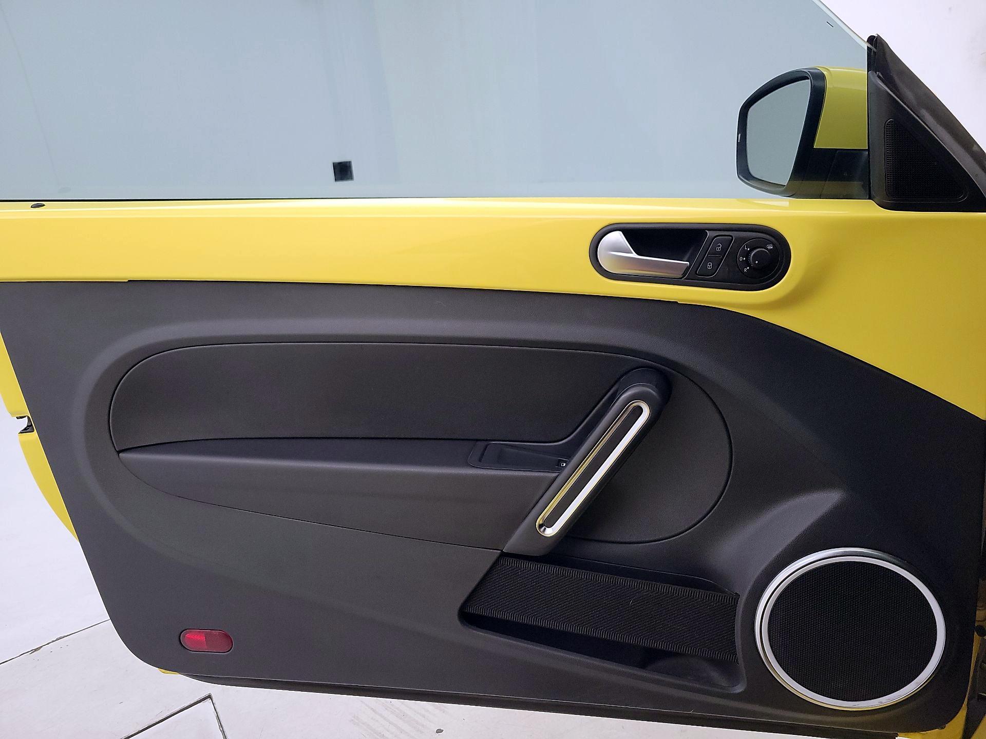 Thumbnail: 2014 Volkswagen Beetle - 12