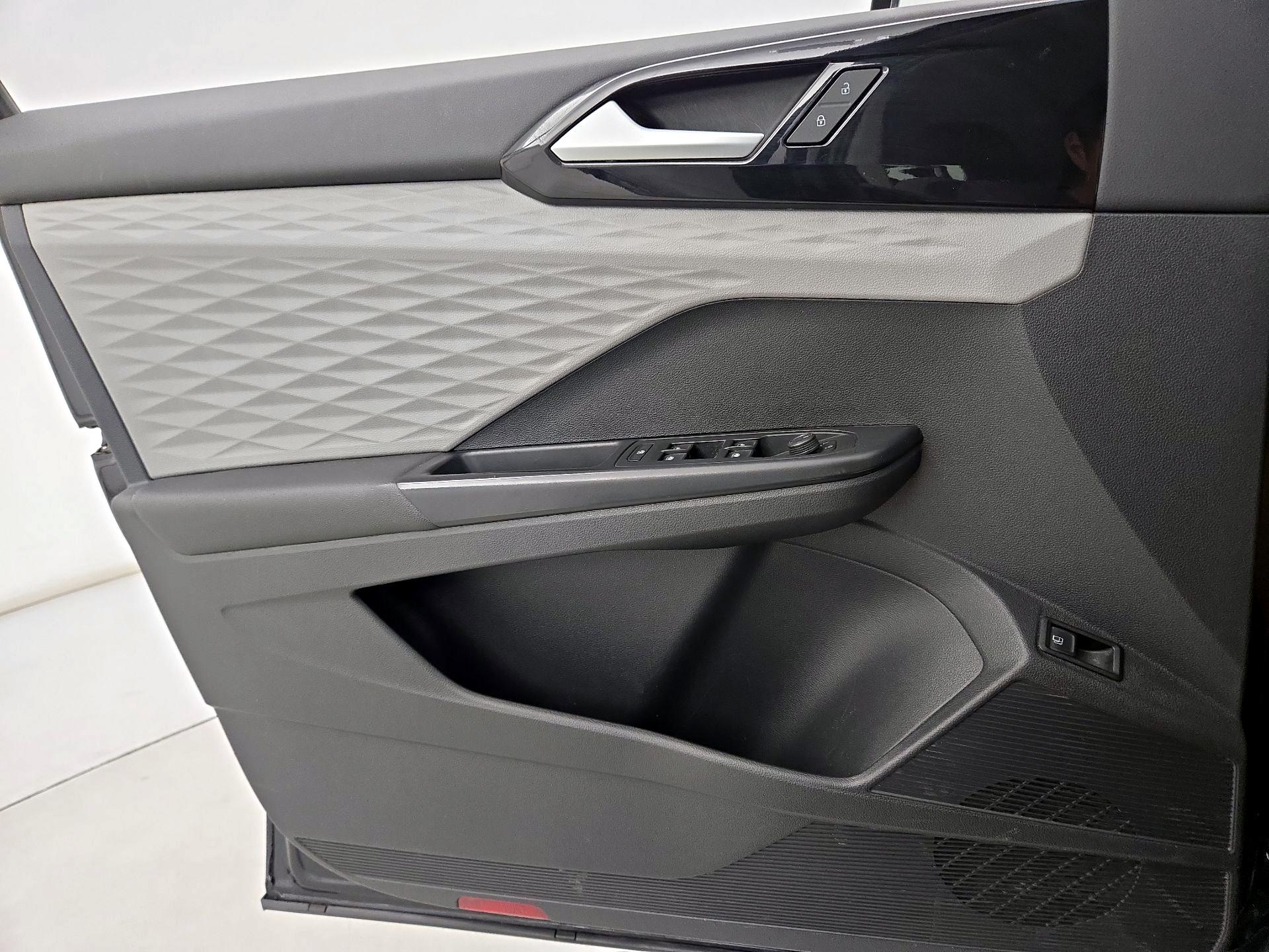 Thumbnail: 2022 Volkswagen Taos - 12