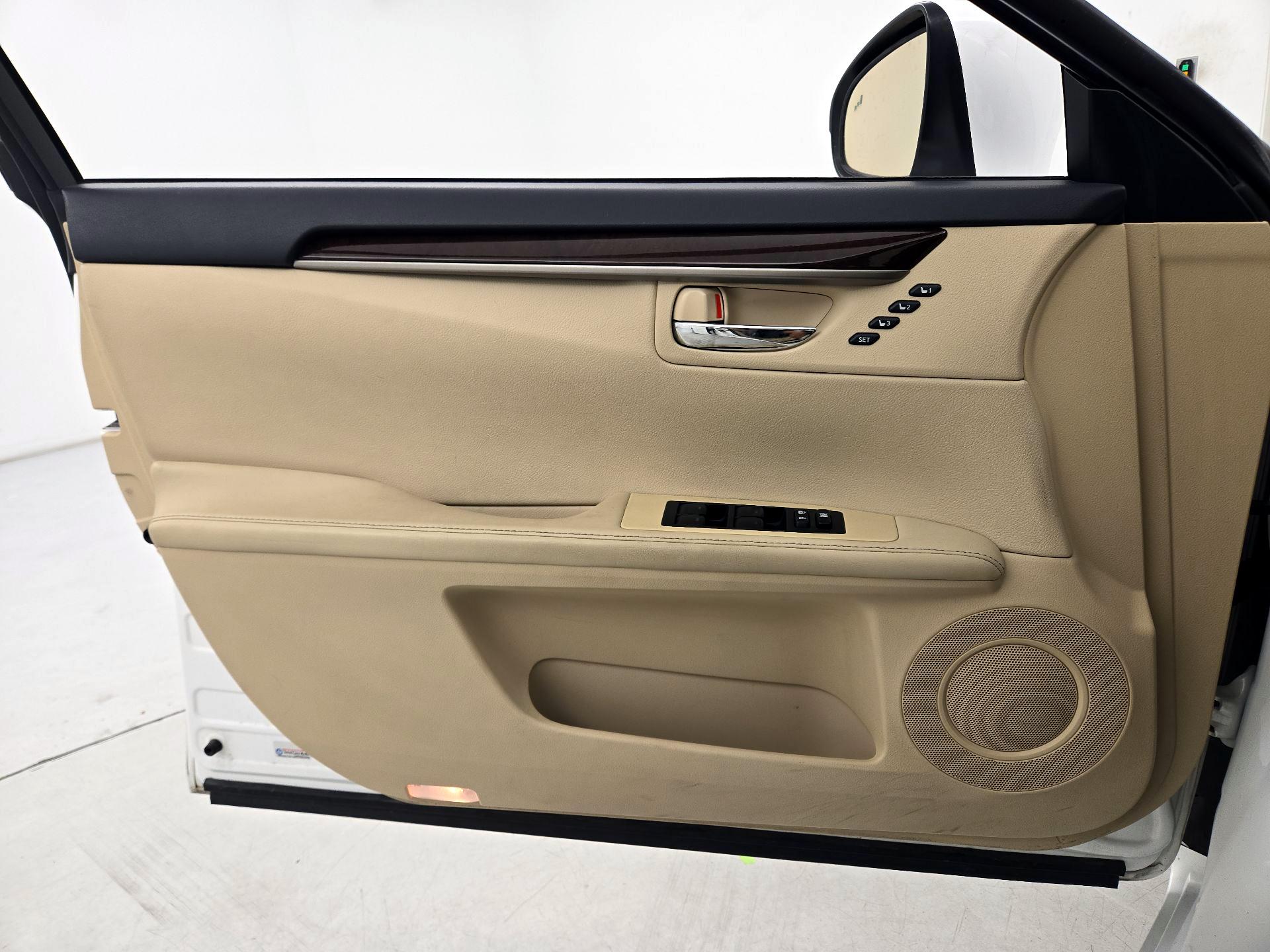 Thumbnail: 2013 Lexus ES - 12