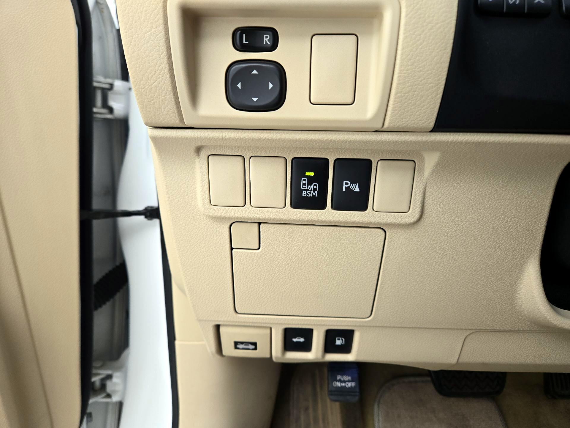 Thumbnail: 2013 Lexus ES - 13