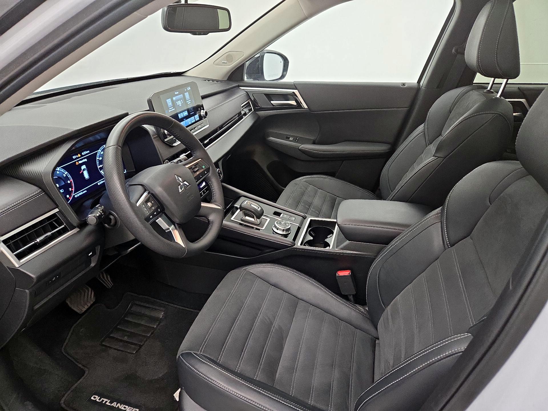 Thumbnail: 2024 Mitsubishi Outlander - 11