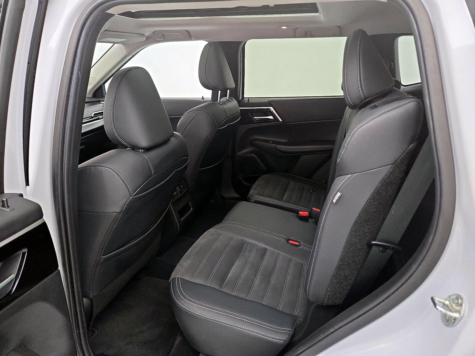 Thumbnail: 2024 Mitsubishi Outlander - 20