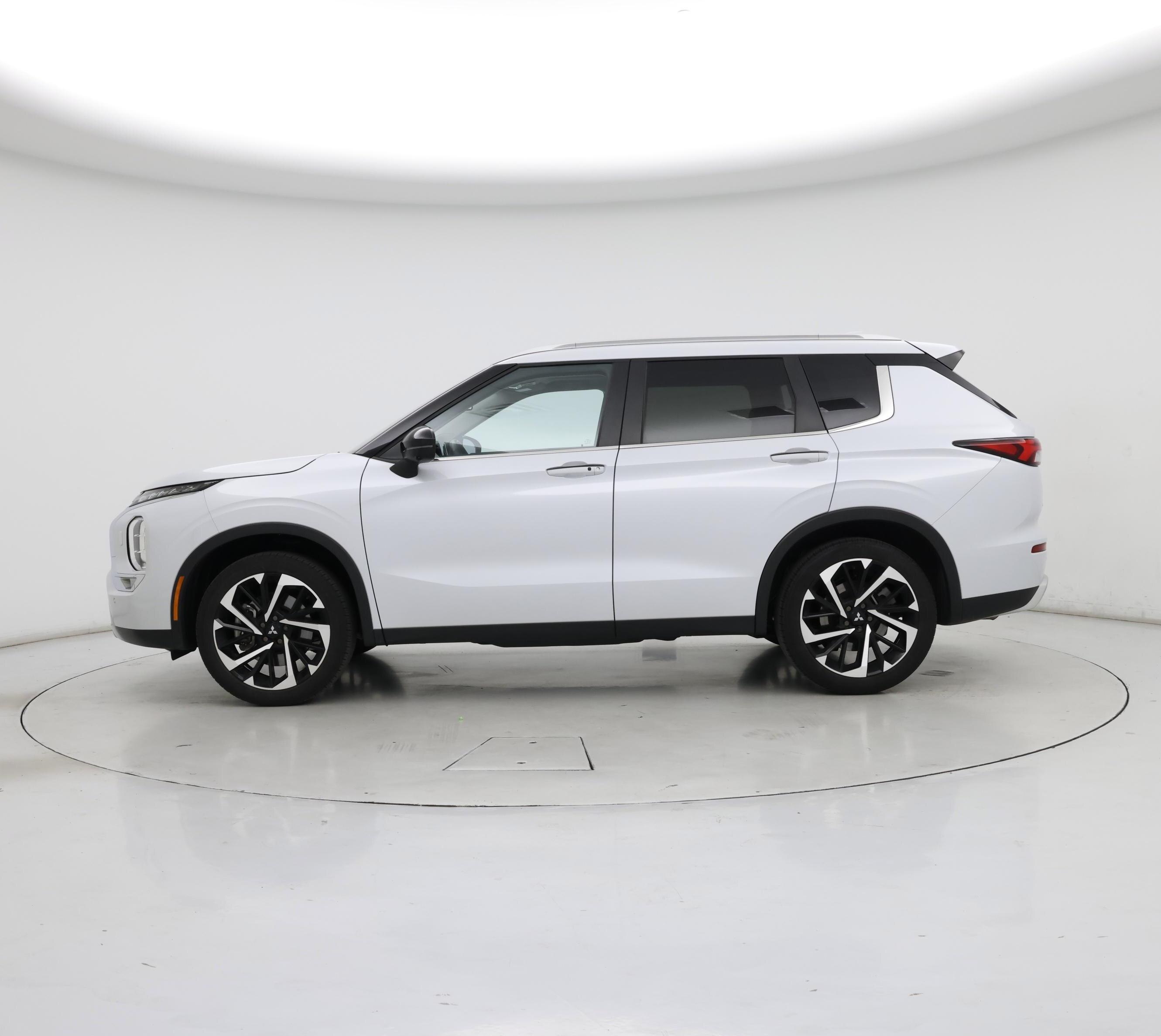 Thumbnail: 2024 Mitsubishi Outlander - 3