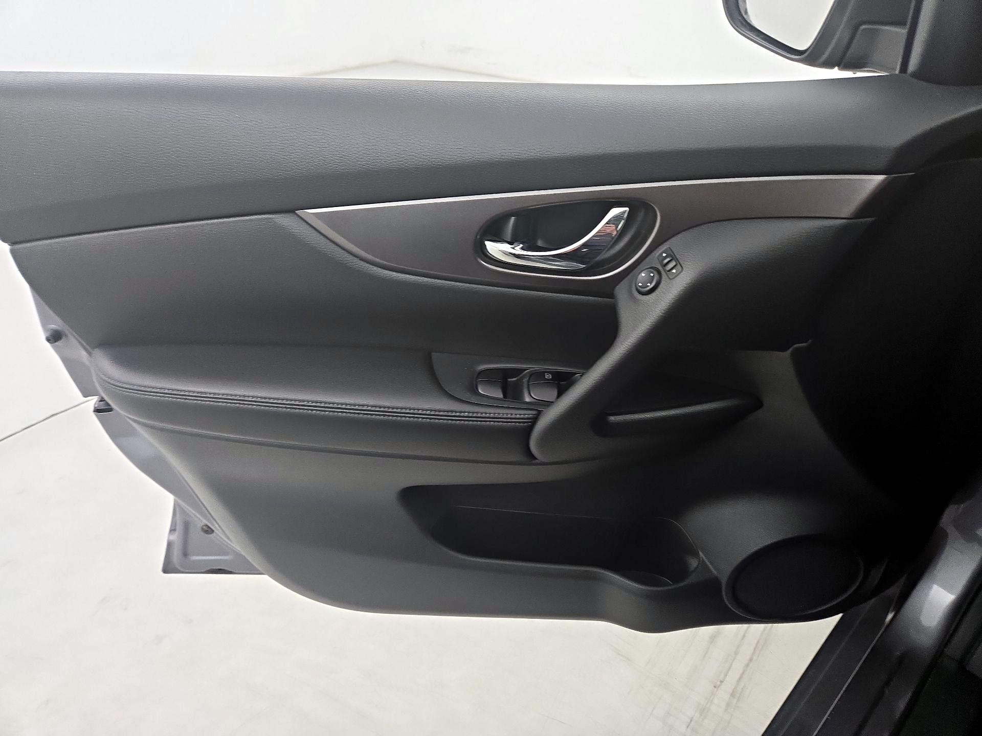 Thumbnail: 2015 Nissan Rogue - 12