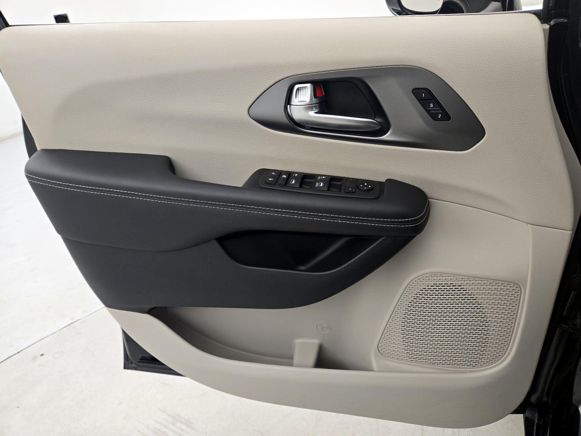Thumbnail: 2024 Chrysler Pacifica - 12
