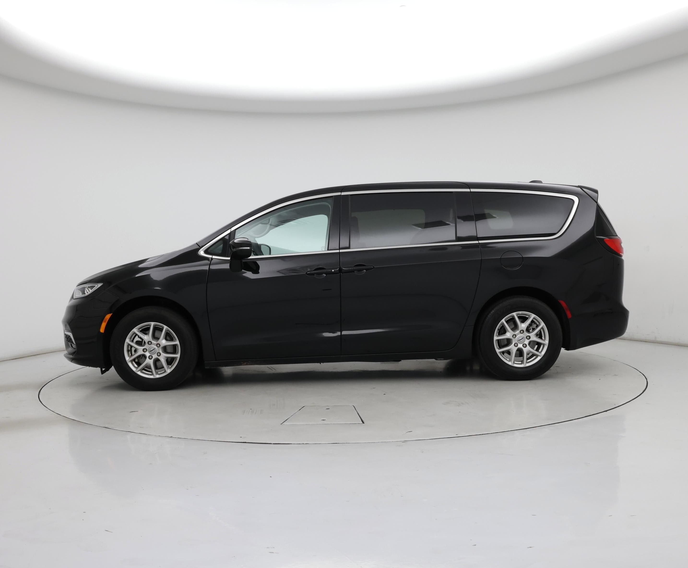 Thumbnail: 2024 Chrysler Pacifica - 3