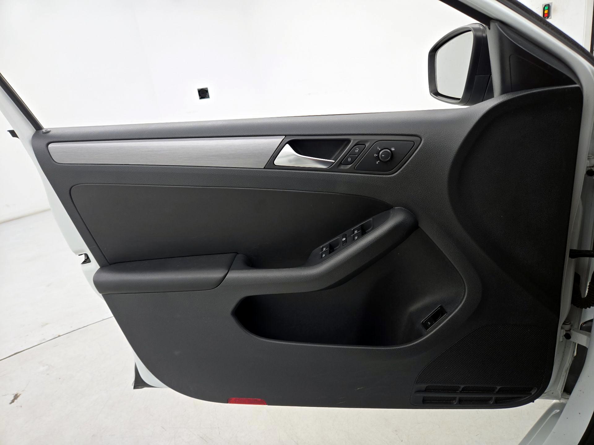 Thumbnail: 2016 Volkswagen Jetta - 12
