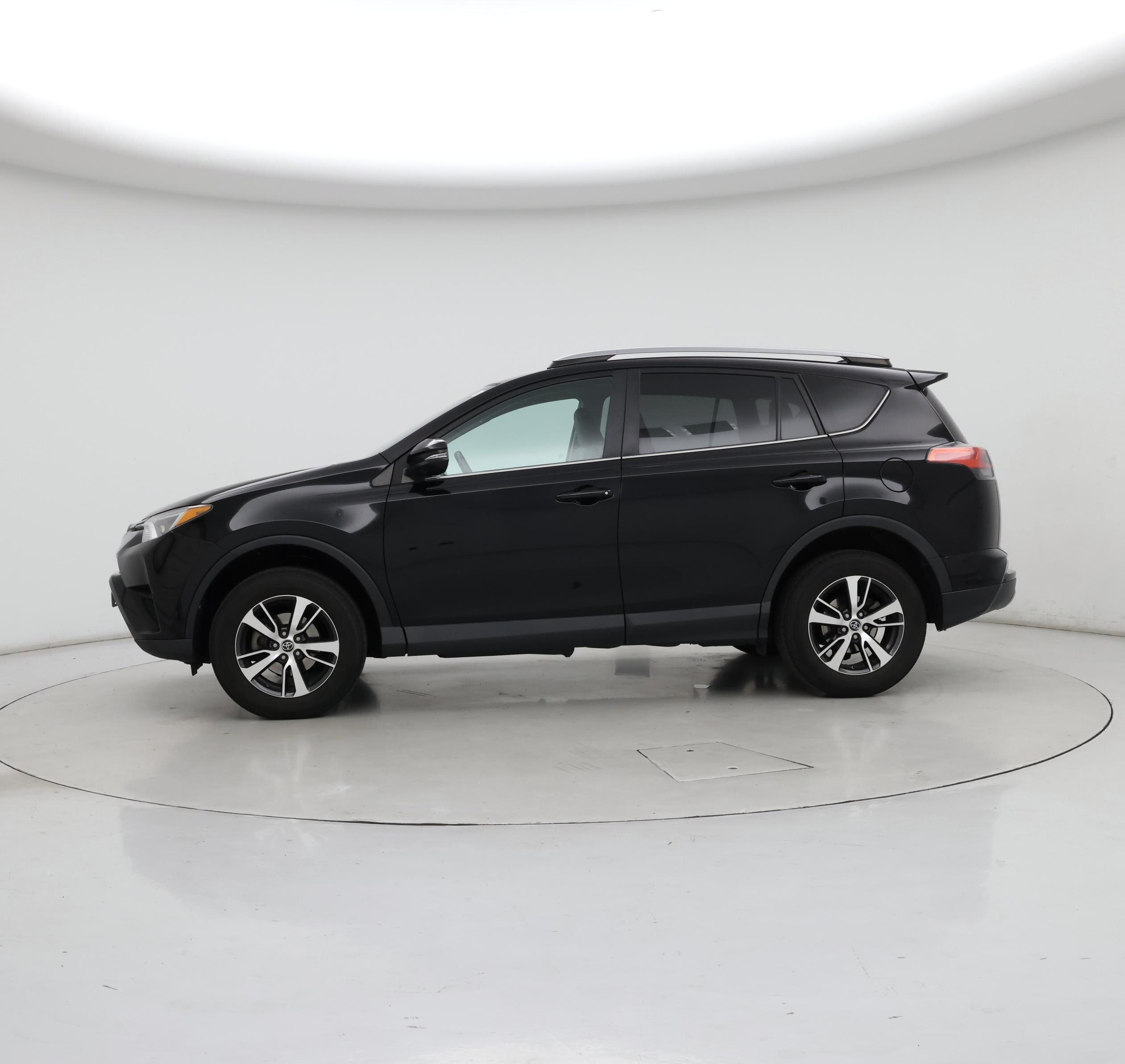 Thumbnail: 2017 Toyota RAV4 - 3