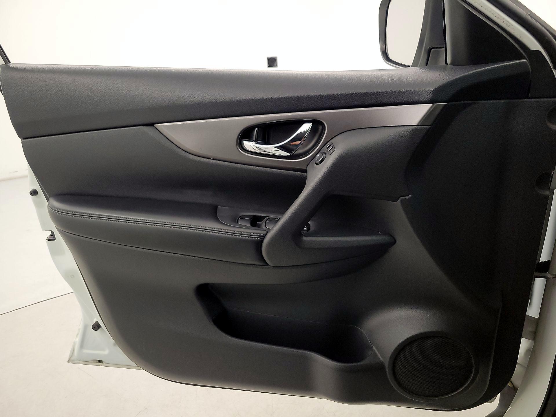 Thumbnail: 2016 Nissan Rogue - 12