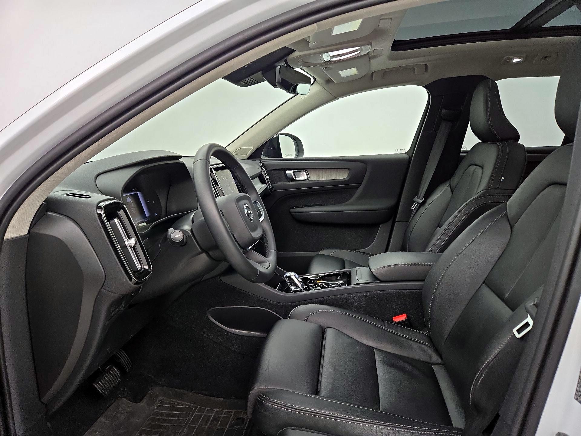 Thumbnail: 2023 Volvo XC40 - 11