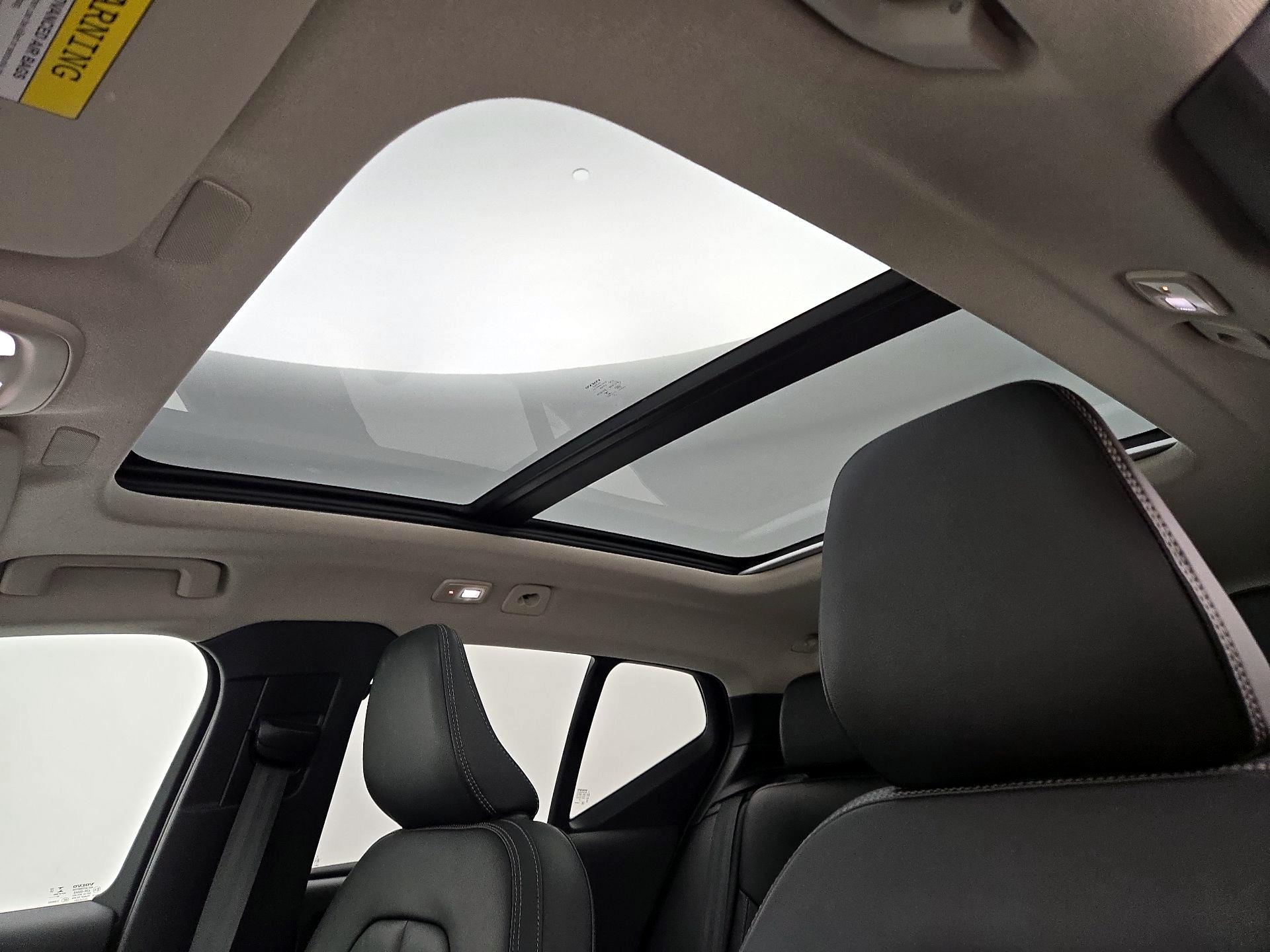 Thumbnail: 2023 Volvo XC40 - 20