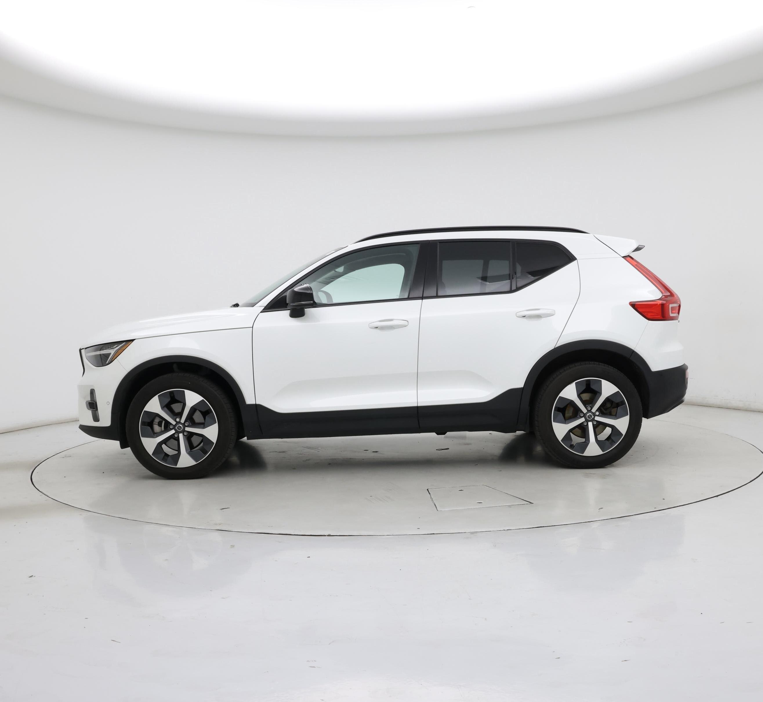 Thumbnail: 2023 Volvo XC40 - 3