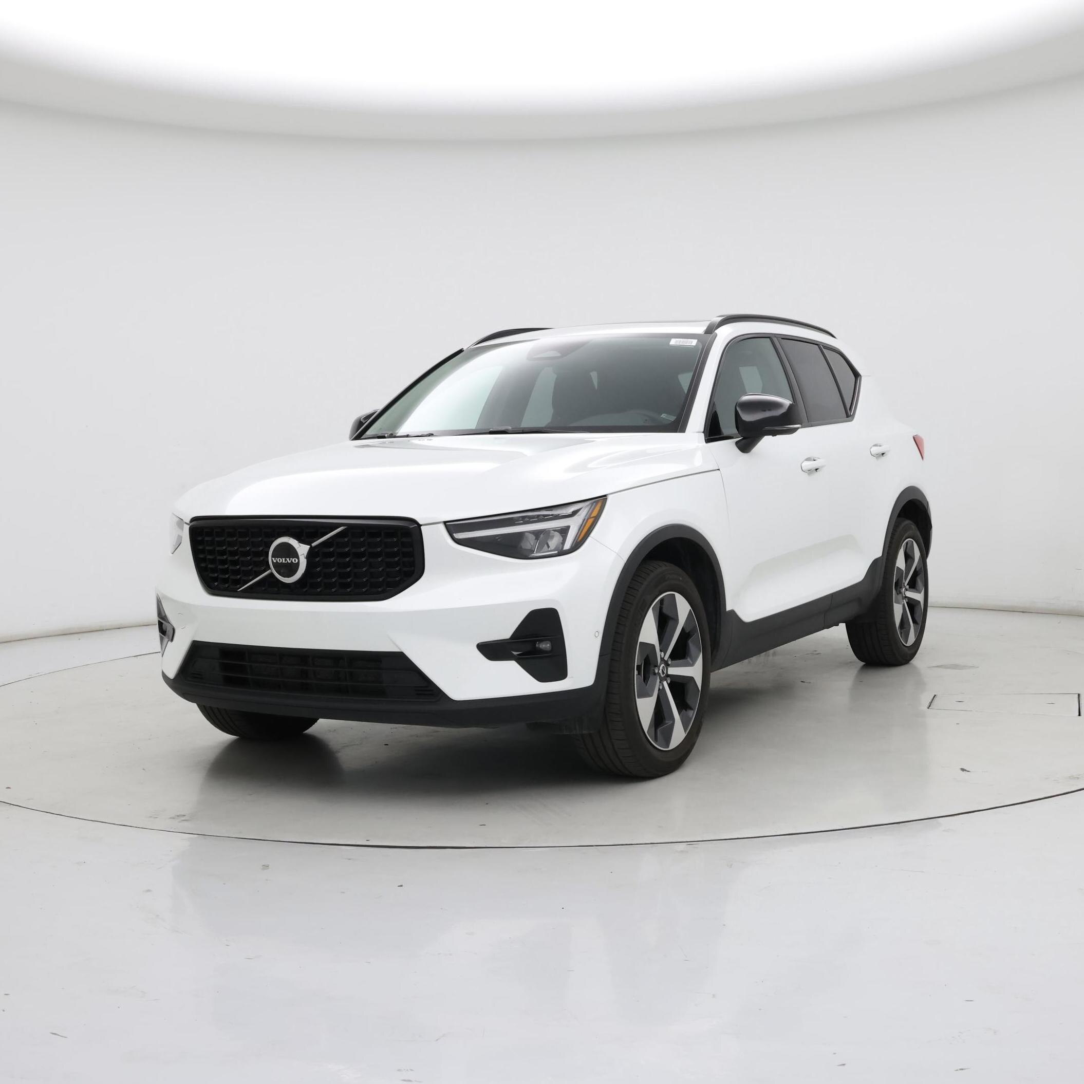 Thumbnail: 2023 Volvo XC40 - 4