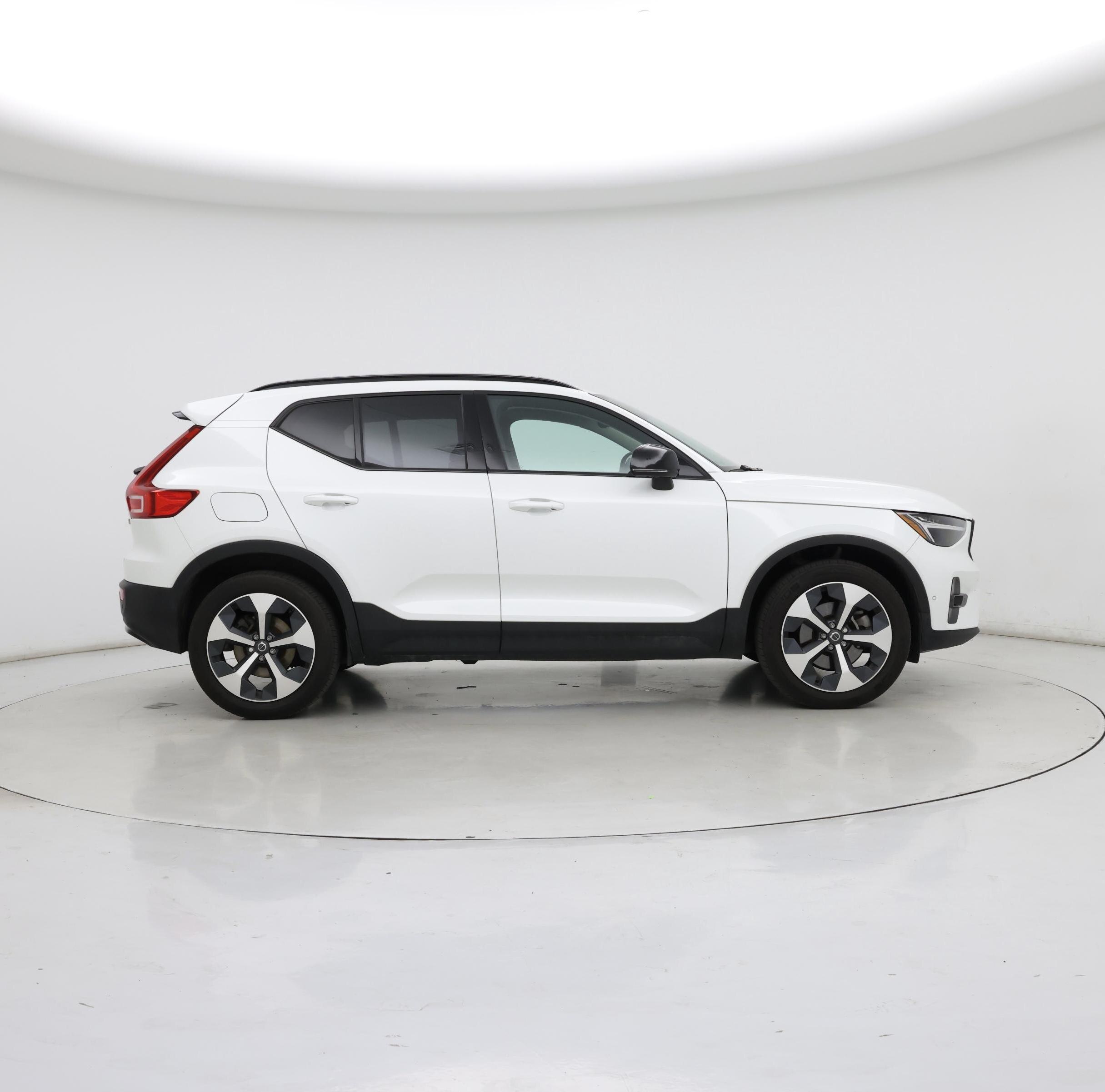 Thumbnail: 2023 Volvo XC40 - 7