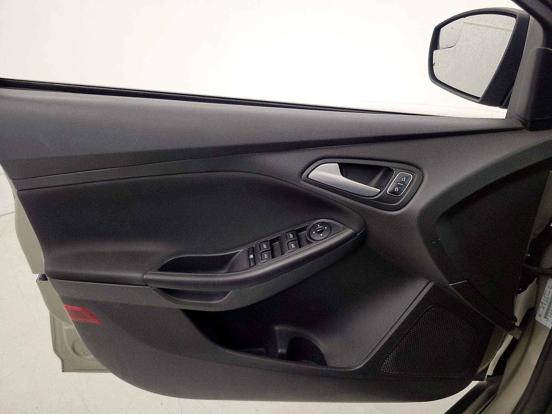 Thumbnail: 2015 Ford Focus - 12