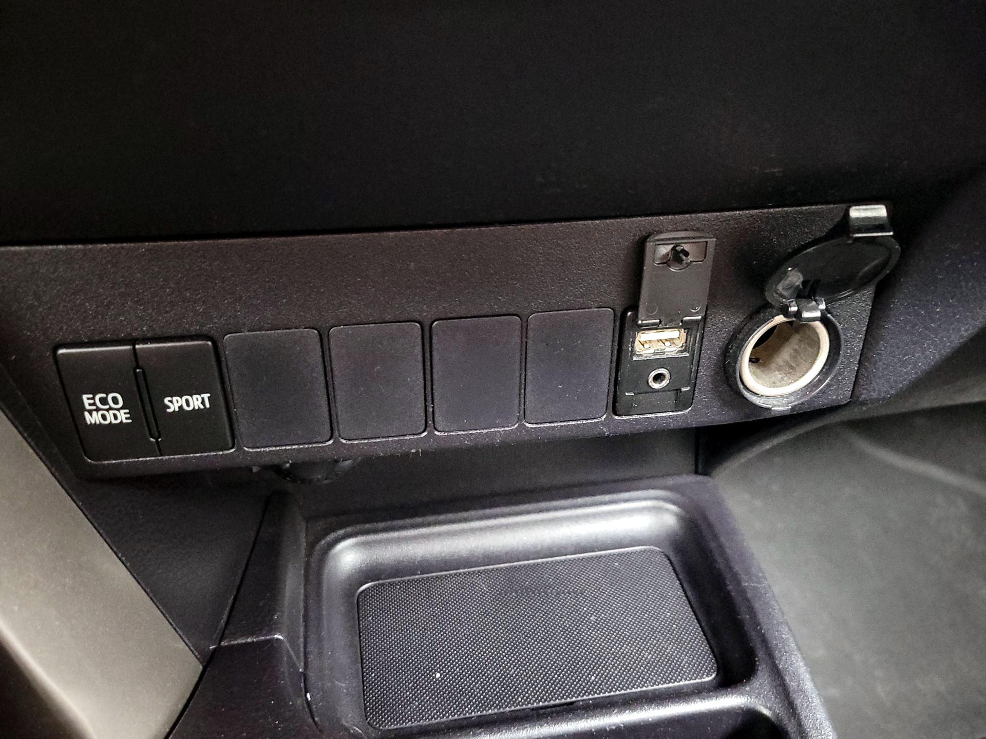 Thumbnail: 2015 Toyota RAV4 - 18