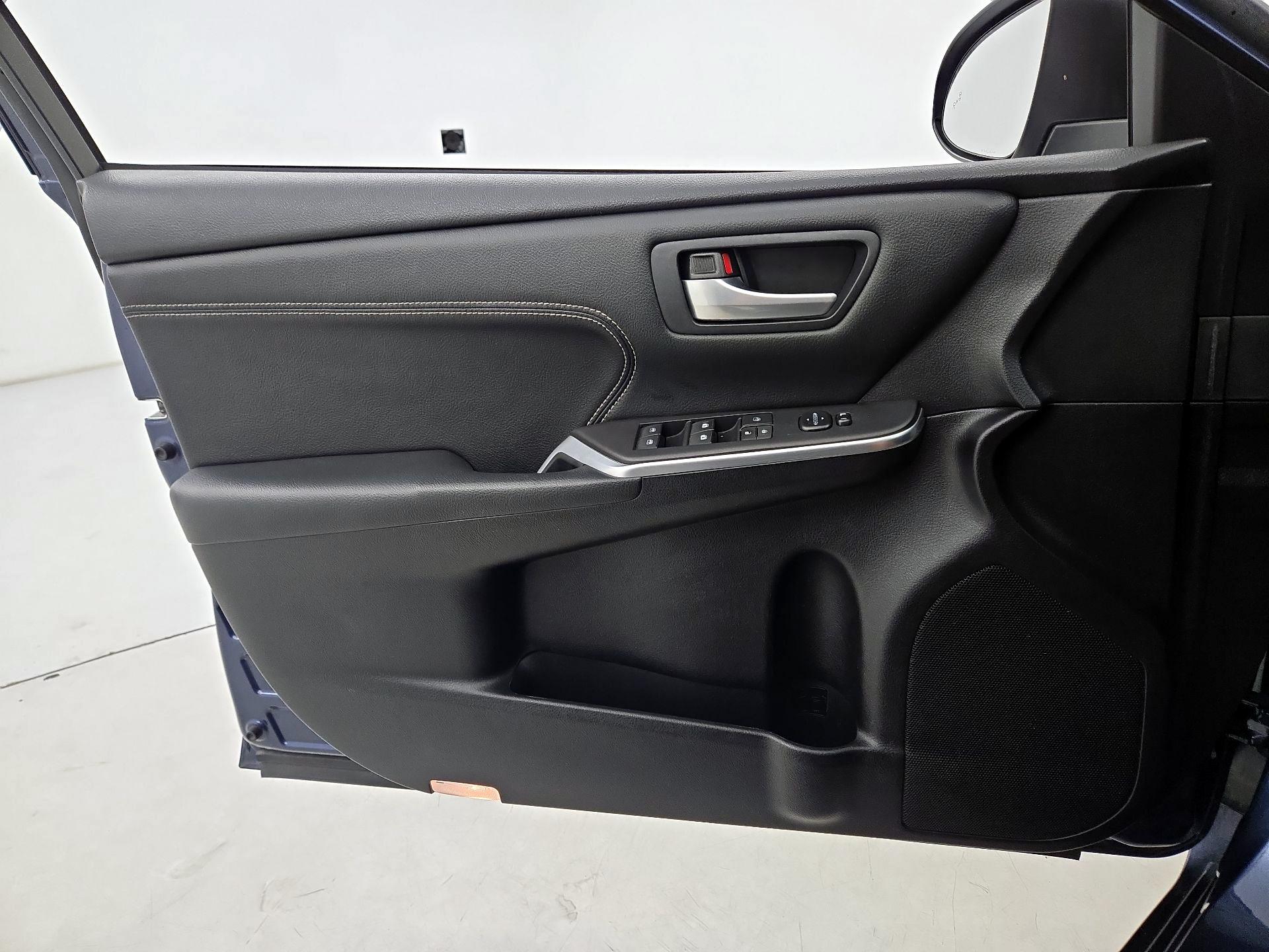 Thumbnail: 2016 Toyota Camry - 12