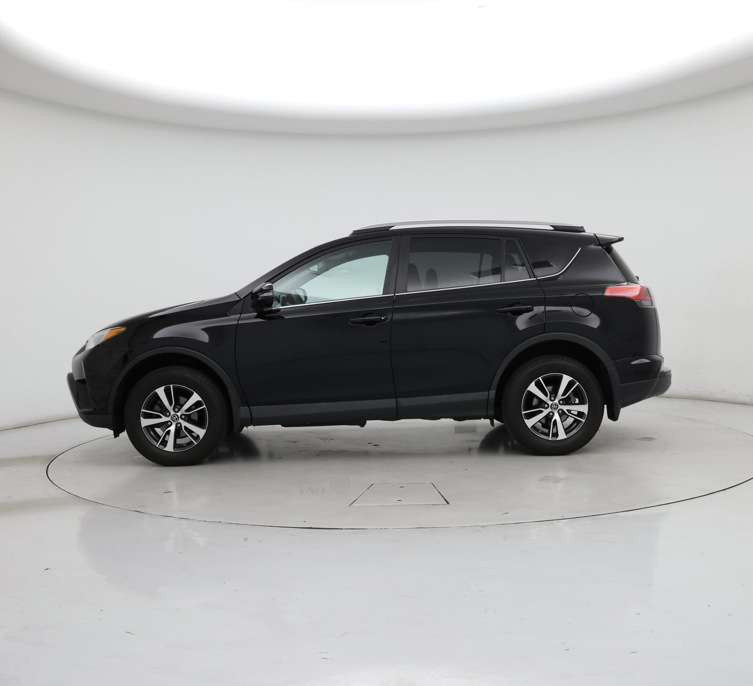 Thumbnail: 2018 Toyota RAV4 - 3