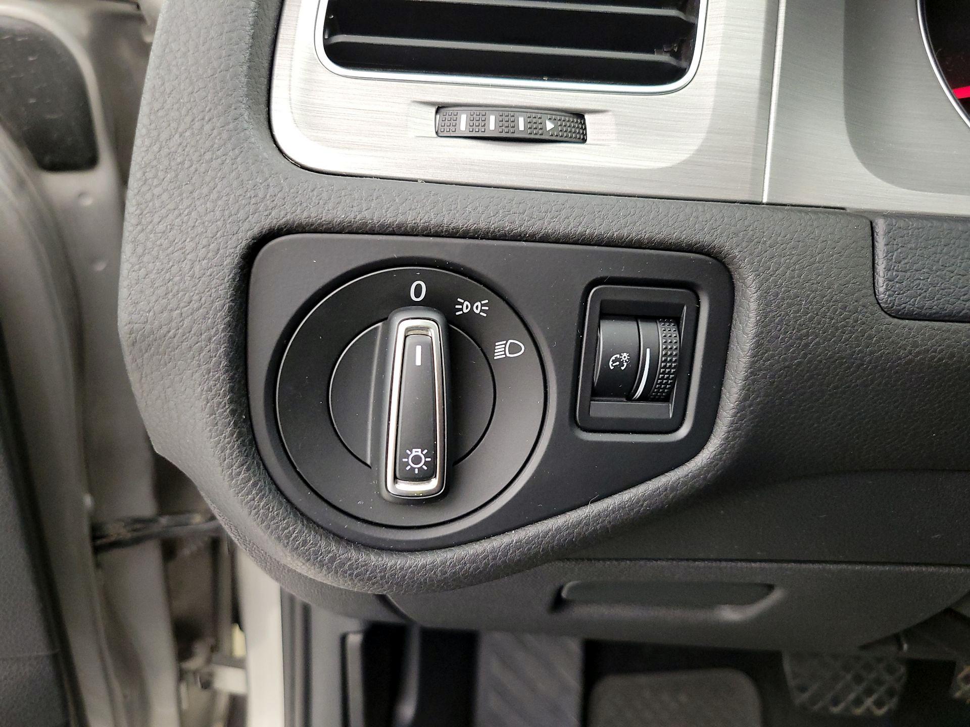 Thumbnail: 2016 Volkswagen Golf - 13