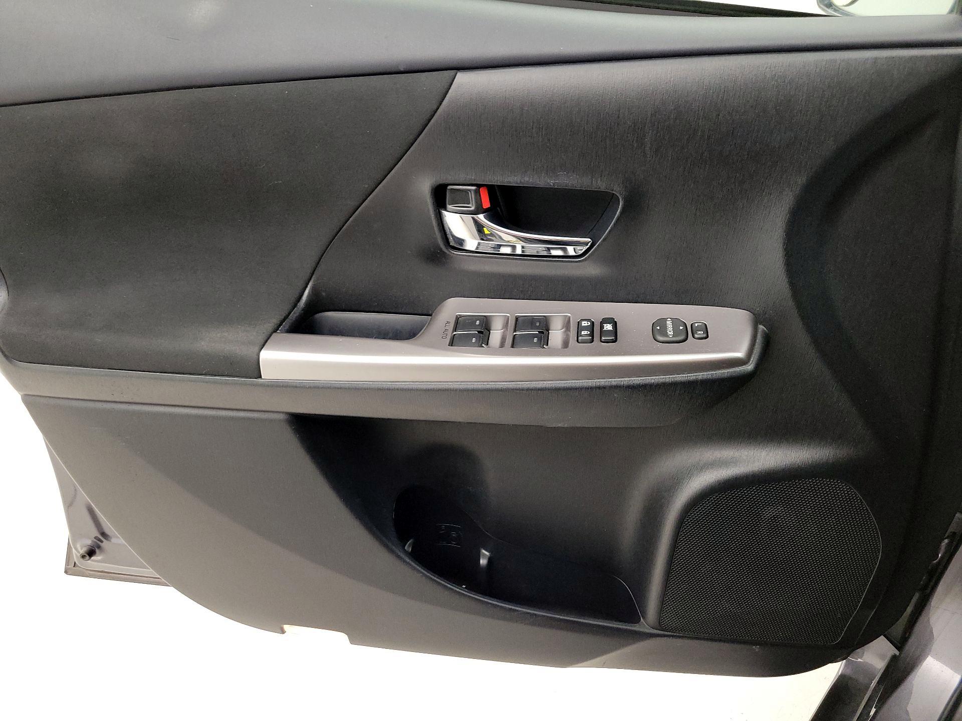 Thumbnail: 2015 Toyota Prius v - 12