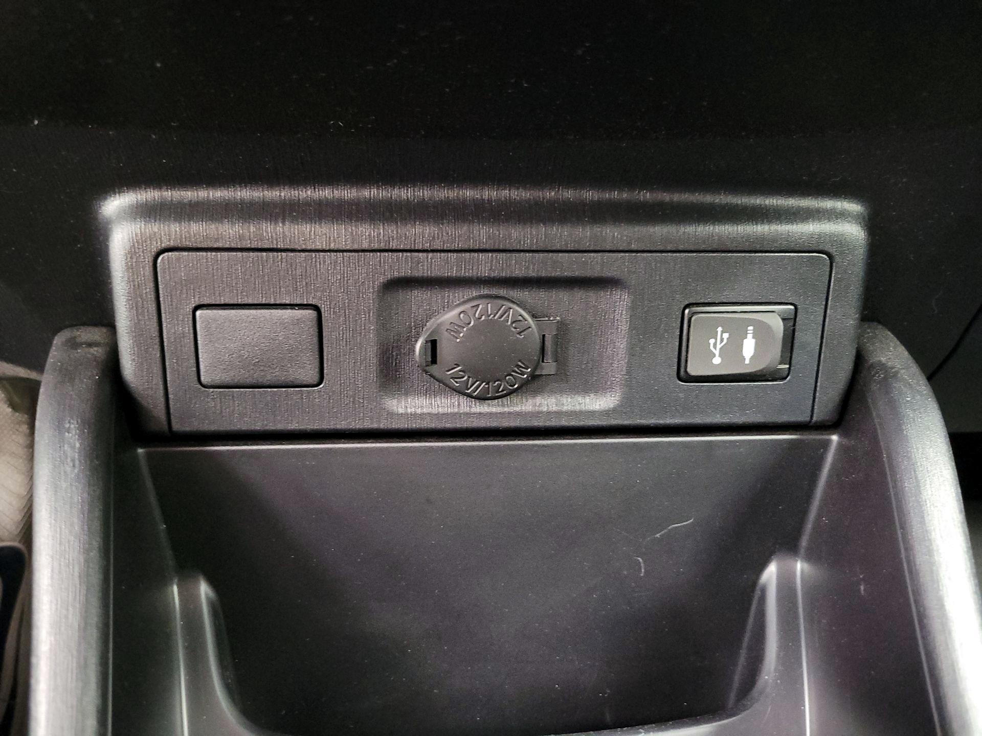 Thumbnail: 2015 Toyota Prius v - 18