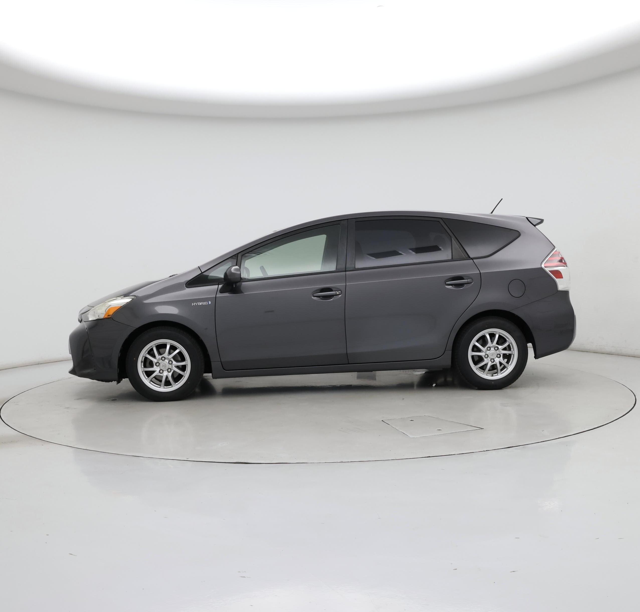Thumbnail: 2015 Toyota Prius v - 3