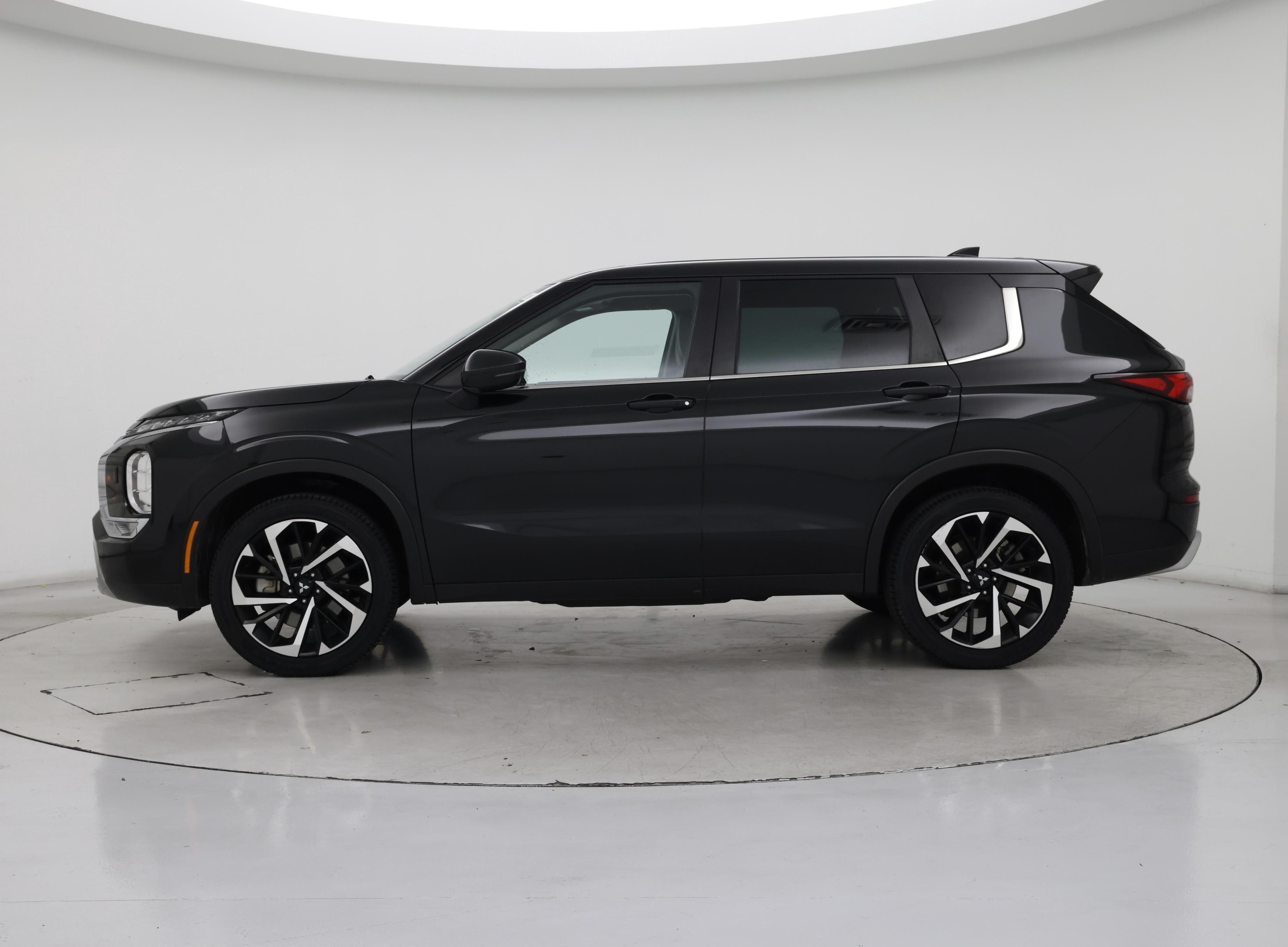 Thumbnail: 2023 Mitsubishi Outlander - 3