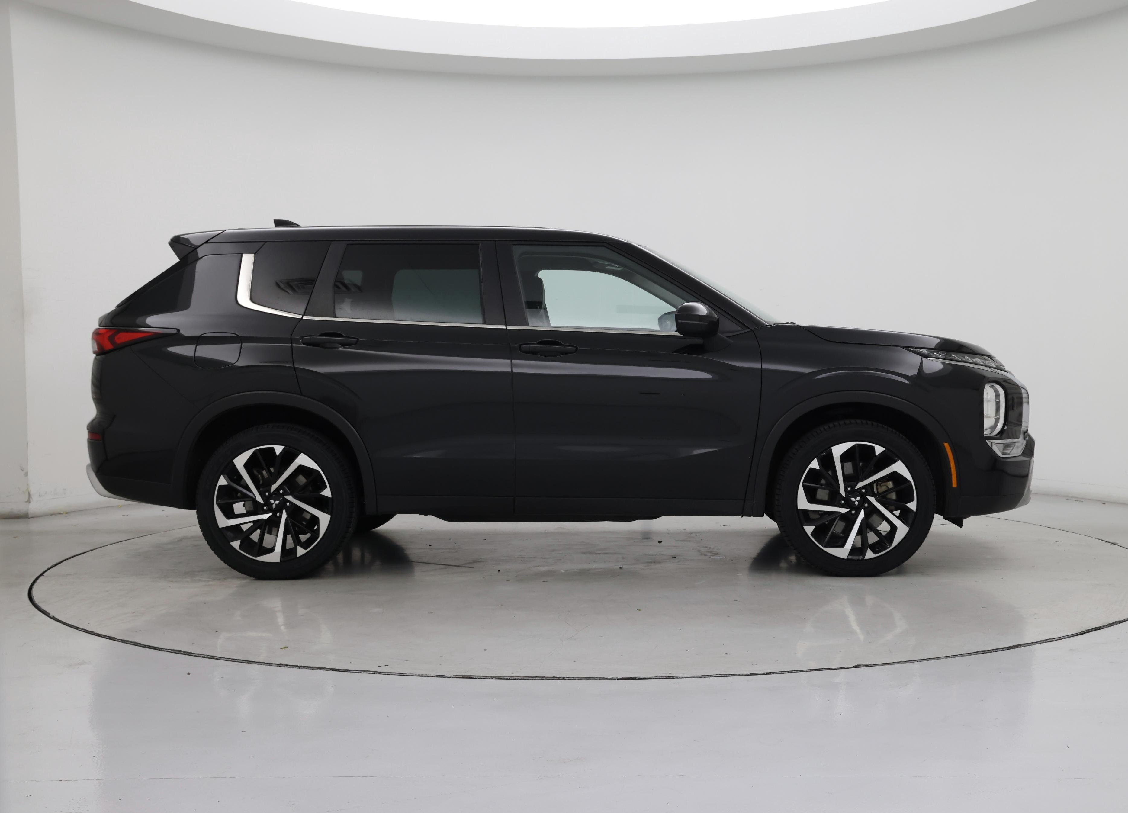 Thumbnail: 2023 Mitsubishi Outlander - 7