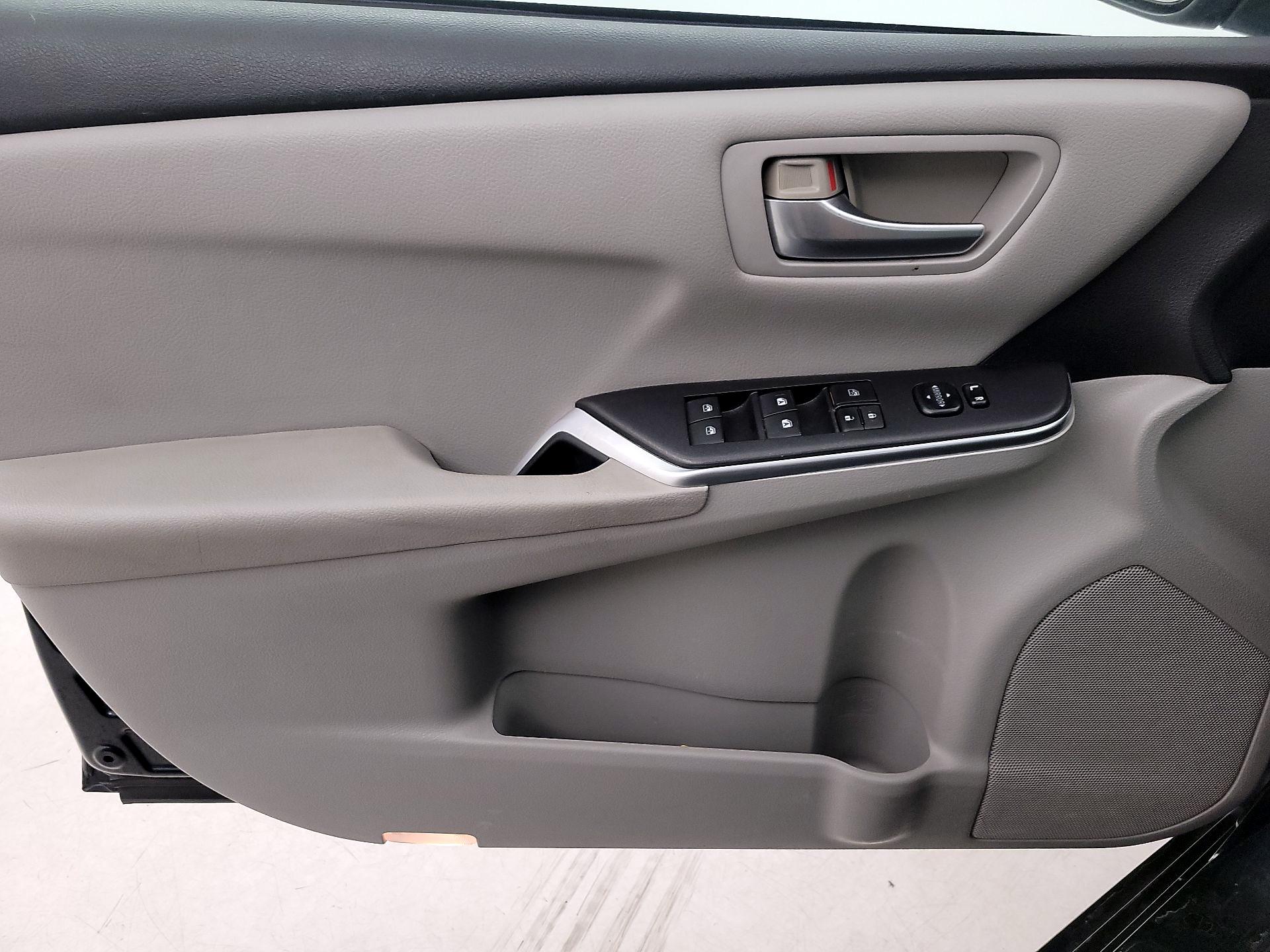 Thumbnail: 2015 Toyota Camry - 12