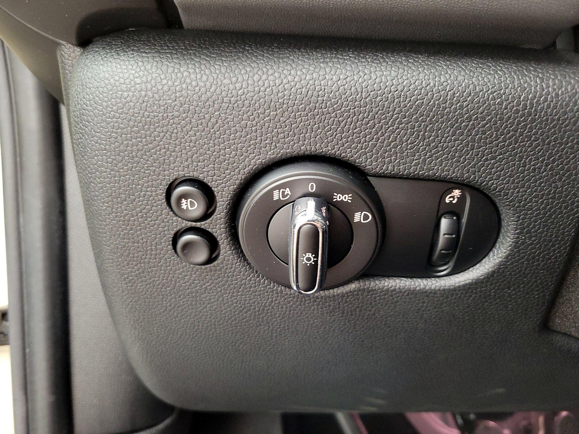 Thumbnail: 2015 MINI Cooper Hardtop - 13