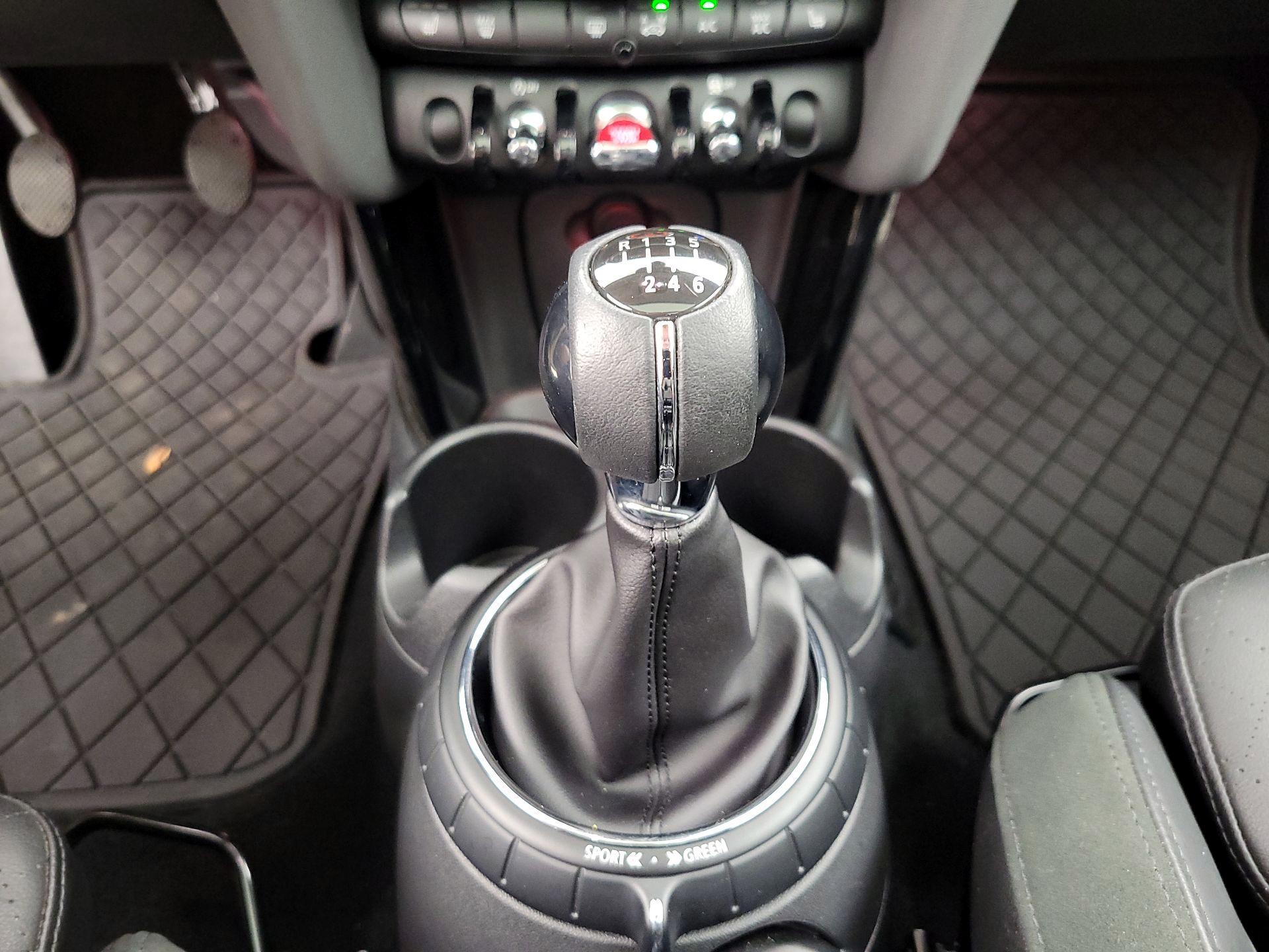 Thumbnail: 2015 MINI Cooper Hardtop - 16