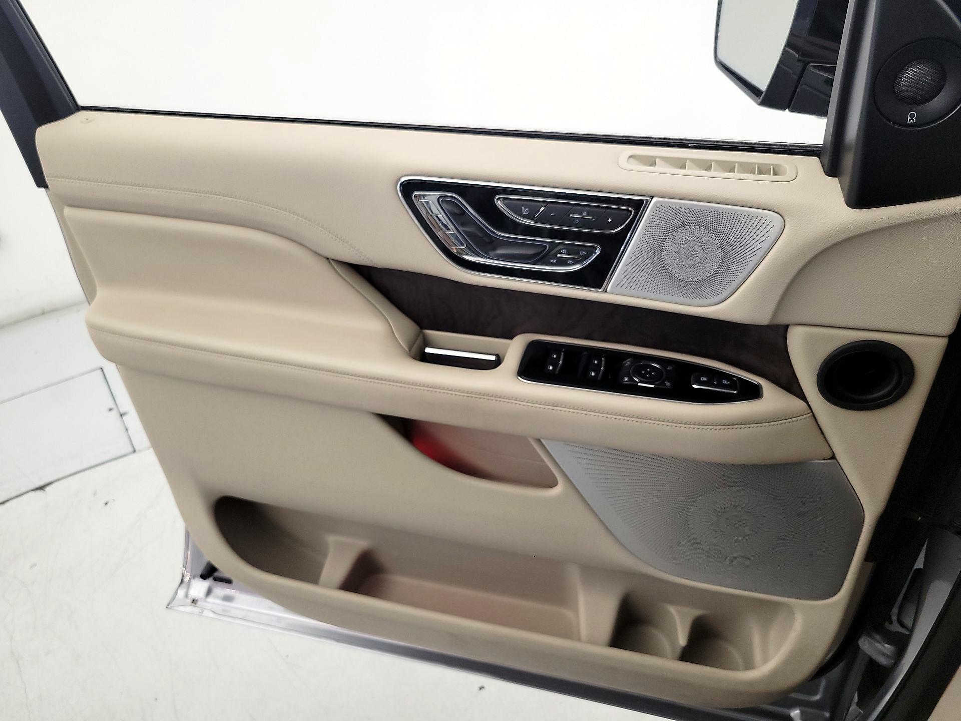 Thumbnail: 2020 Lincoln Navigator L - 12