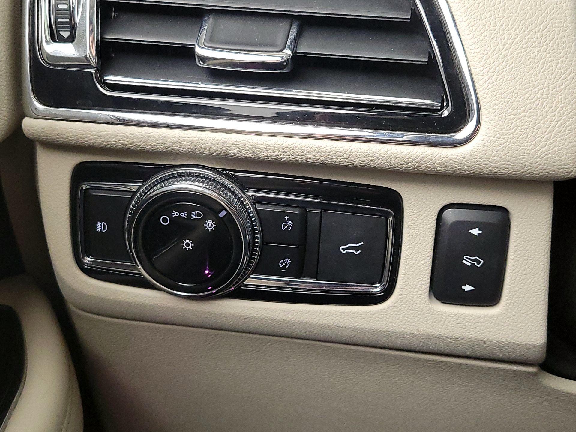 Thumbnail: 2020 Lincoln Navigator L - 13