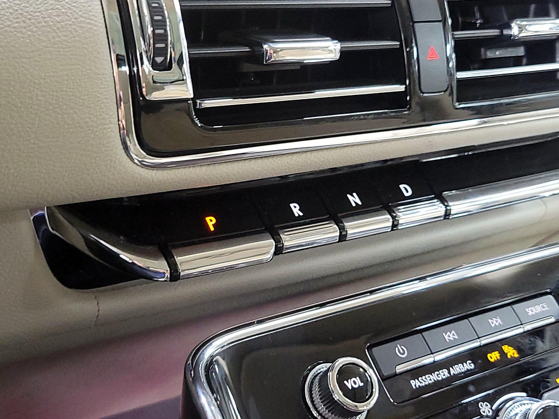 Thumbnail: 2020 Lincoln Navigator L - 18